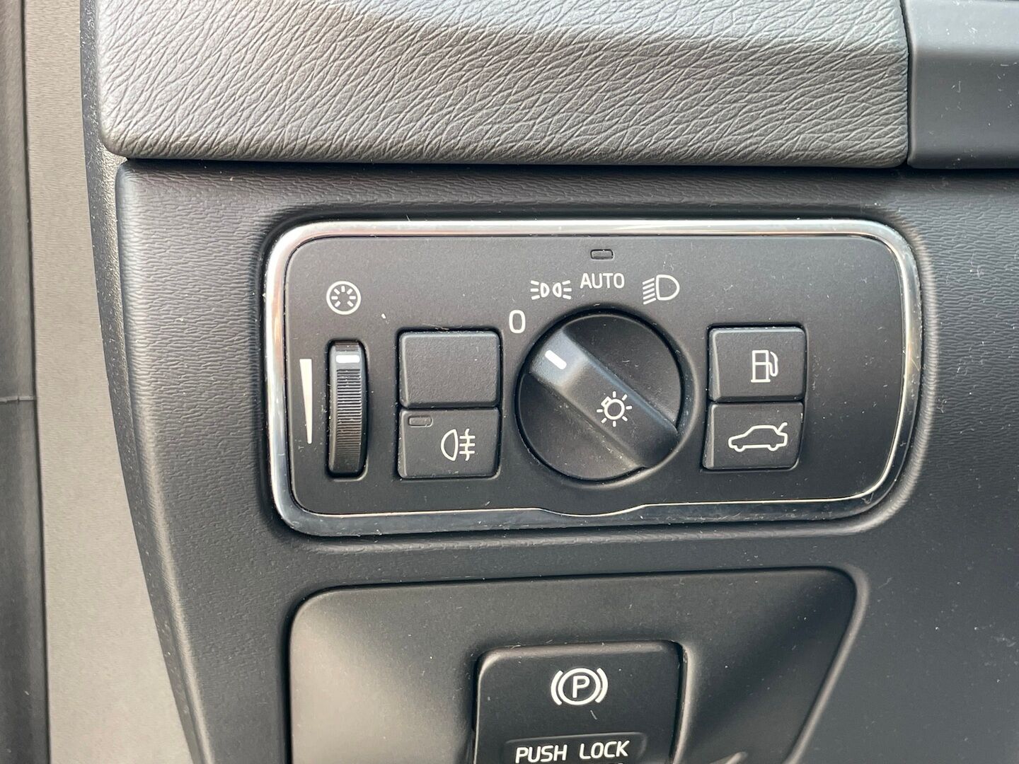 Volvo V60 2013 D6 AWD Summum plug in hybrid aut *Myydään Huutokaupat.com* - | Webasto | Digimittaristo | Kattoluukku | Vetokoukku | Nahkasisusta | Muistipenkki | Navi | 2X Renkaat & Vanteet