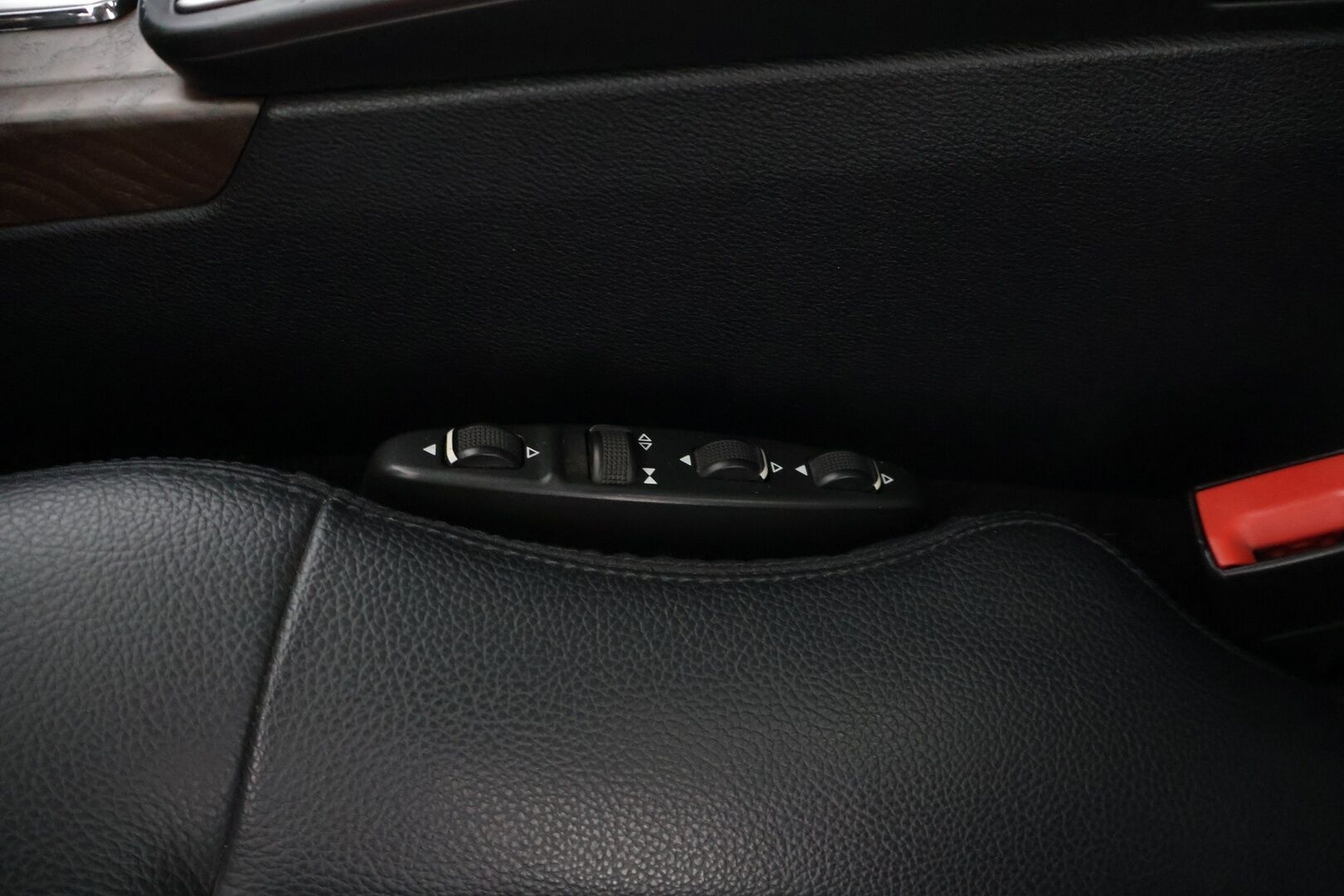 Mercedes-Benz E 2011 E 220 CDI Farmari * Webasto / Ortopedit / Navigointi / P.tutkat / Vakionopeudensäädin * - Maltillisilla kilometreillä oleva Johtotähti!