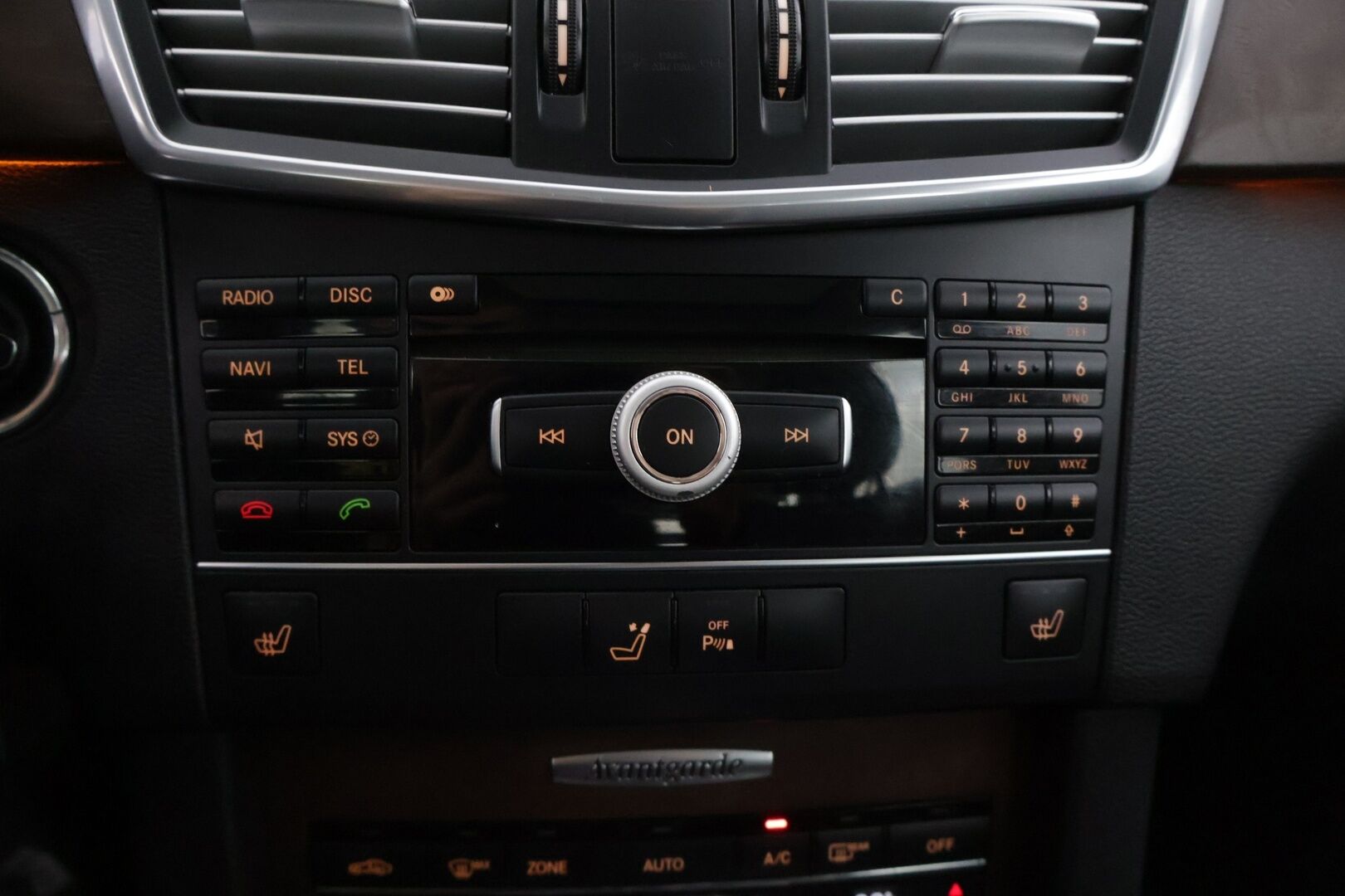 Mercedes-Benz E 2011 E 220 CDI Farmari * Webasto / Ortopedit / Navigointi / P.tutkat / Vakionopeudensäädin * - Maltillisilla kilometreillä oleva Johtotähti!