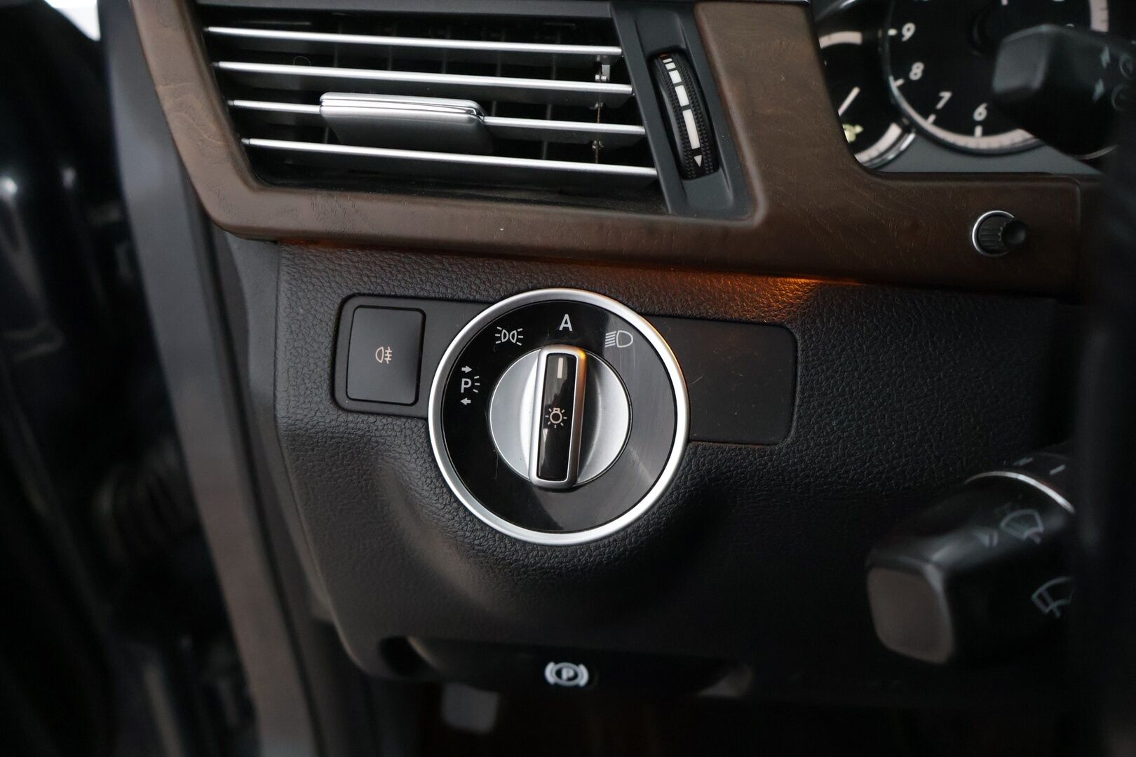 Mercedes-Benz E 2011 E 220 CDI Farmari * Webasto / Ortopedit / Navigointi / P.tutkat / Vakionopeudensäädin * - Maltillisilla kilometreillä oleva Johtotähti!