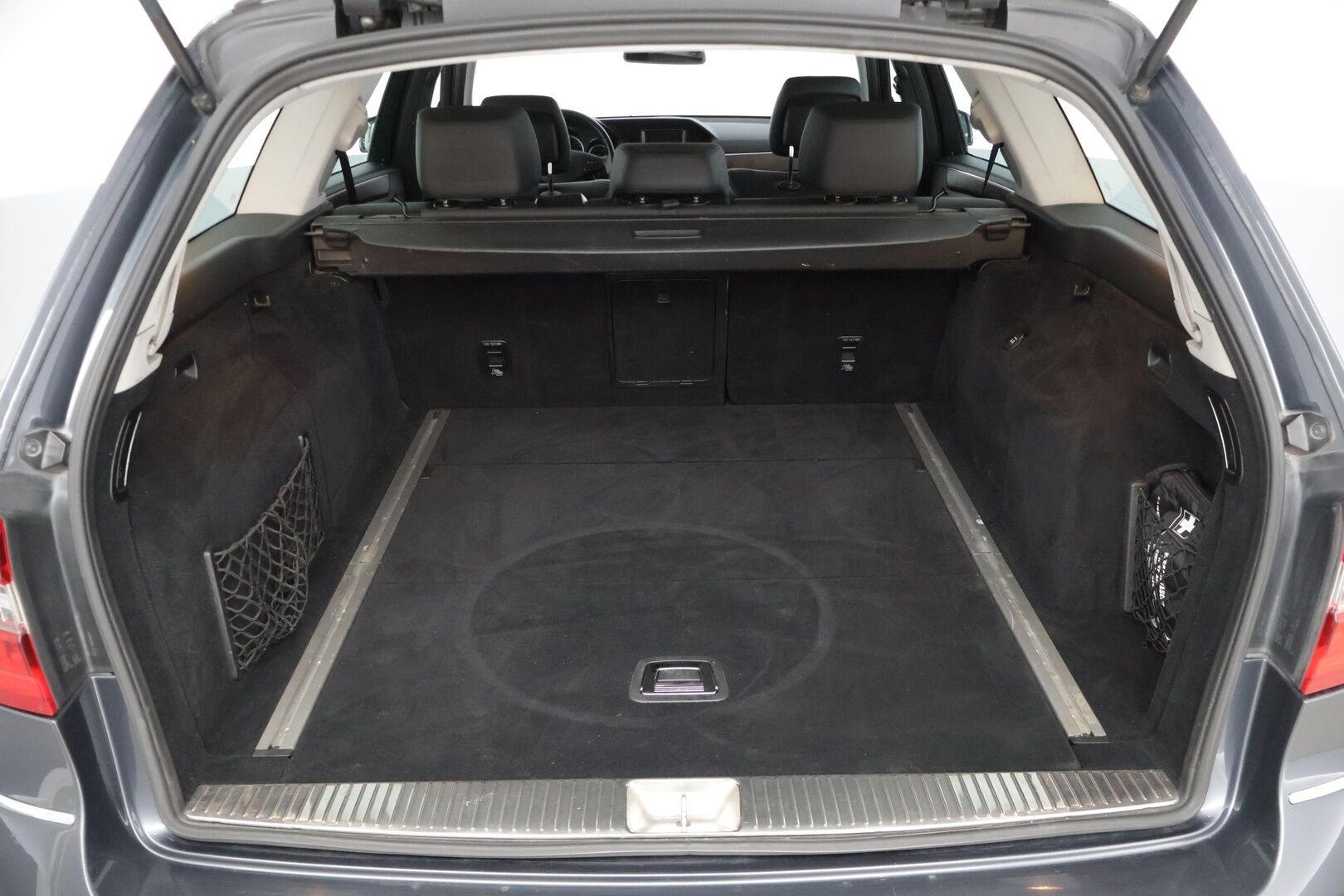 Mercedes-Benz E 2011 E 220 CDI Farmari * Webasto / Ortopedit / Navigointi / P.tutkat / Vakionopeudensäädin * - Maltillisilla kilometreillä oleva Johtotähti!
