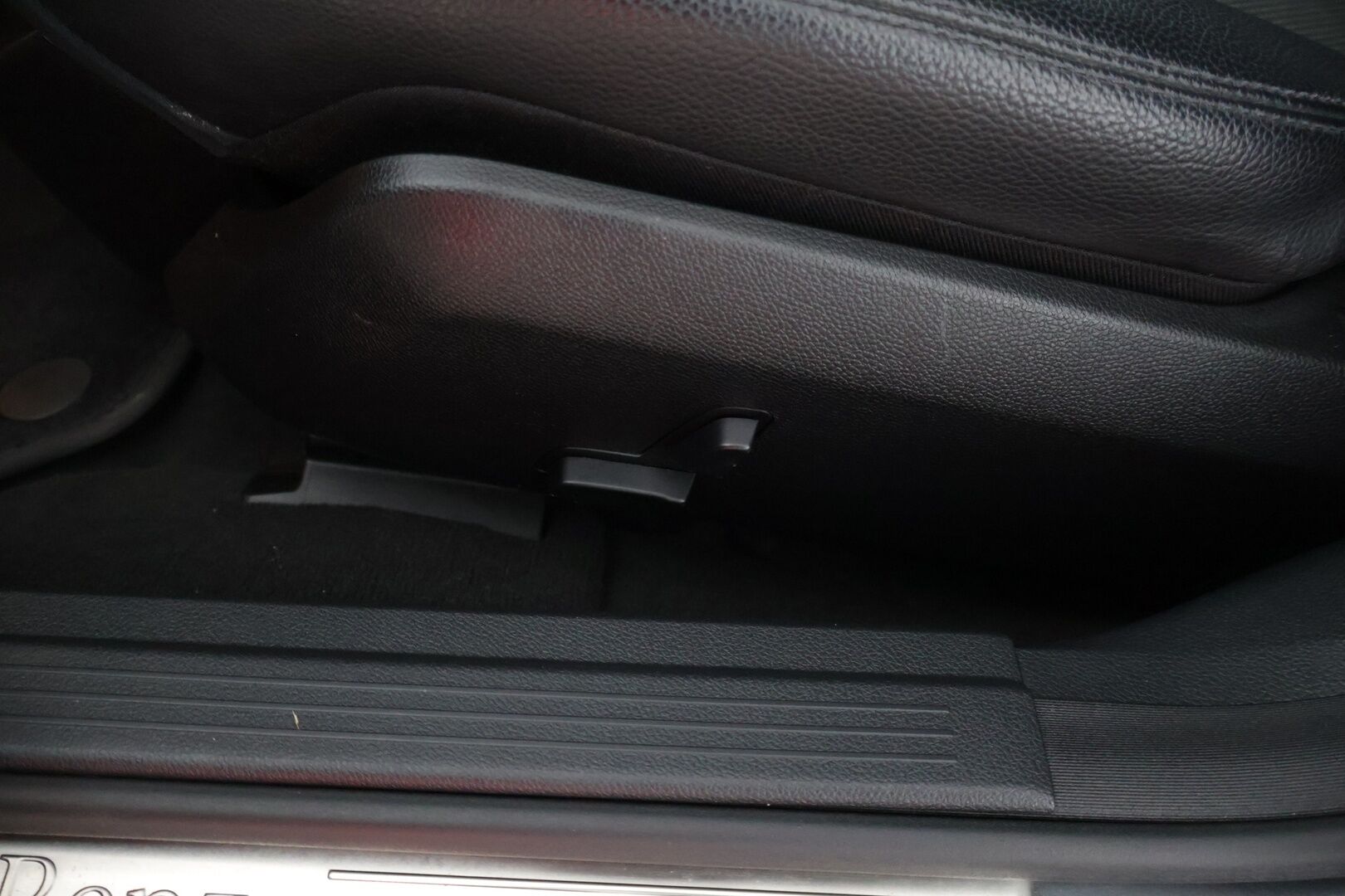 Mercedes-Benz E 2011 E 220 CDI Farmari * Webasto / Ortopedit / Navigointi / P.tutkat / Vakionopeudensäädin * - Maltillisilla kilometreillä oleva Johtotähti!