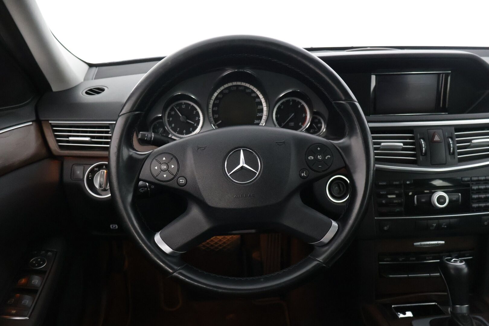 Mercedes-Benz E 2011 E 220 CDI Farmari * Webasto / Ortopedit / Navigointi / P.tutkat / Vakionopeudensäädin * - Maltillisilla kilometreillä oleva Johtotähti!