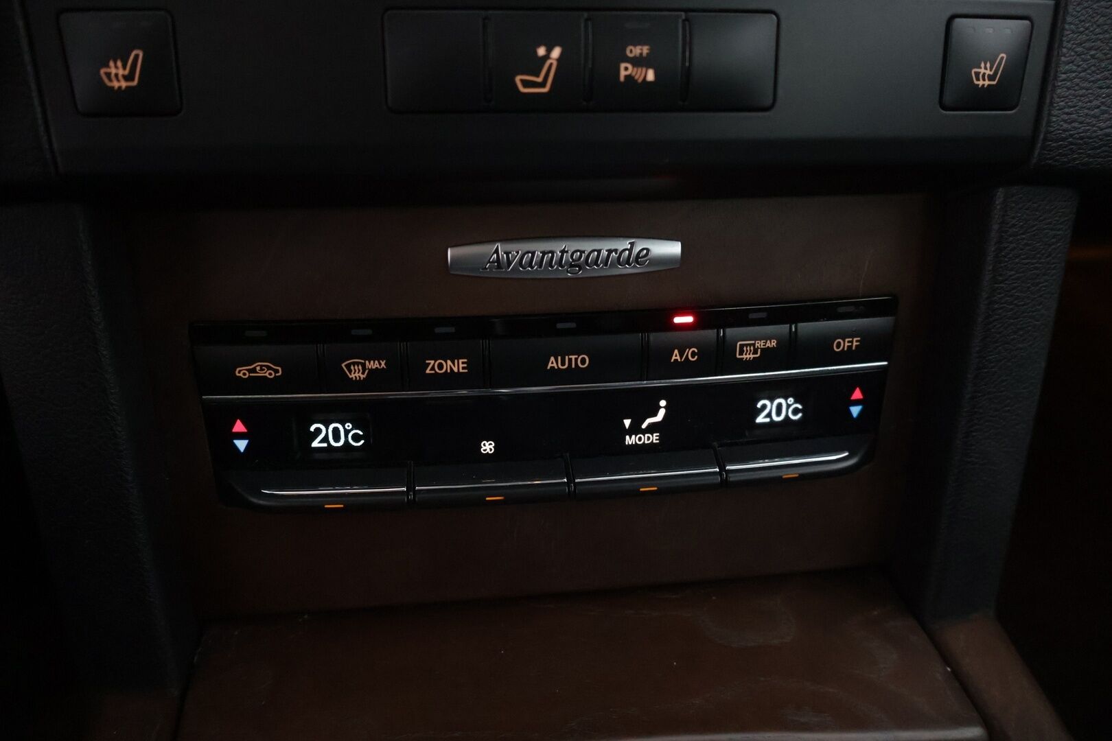 Mercedes-Benz E 2011 E 220 CDI Farmari * Webasto / Ortopedit / Navigointi / P.tutkat / Vakionopeudensäädin * - Maltillisilla kilometreillä oleva Johtotähti!