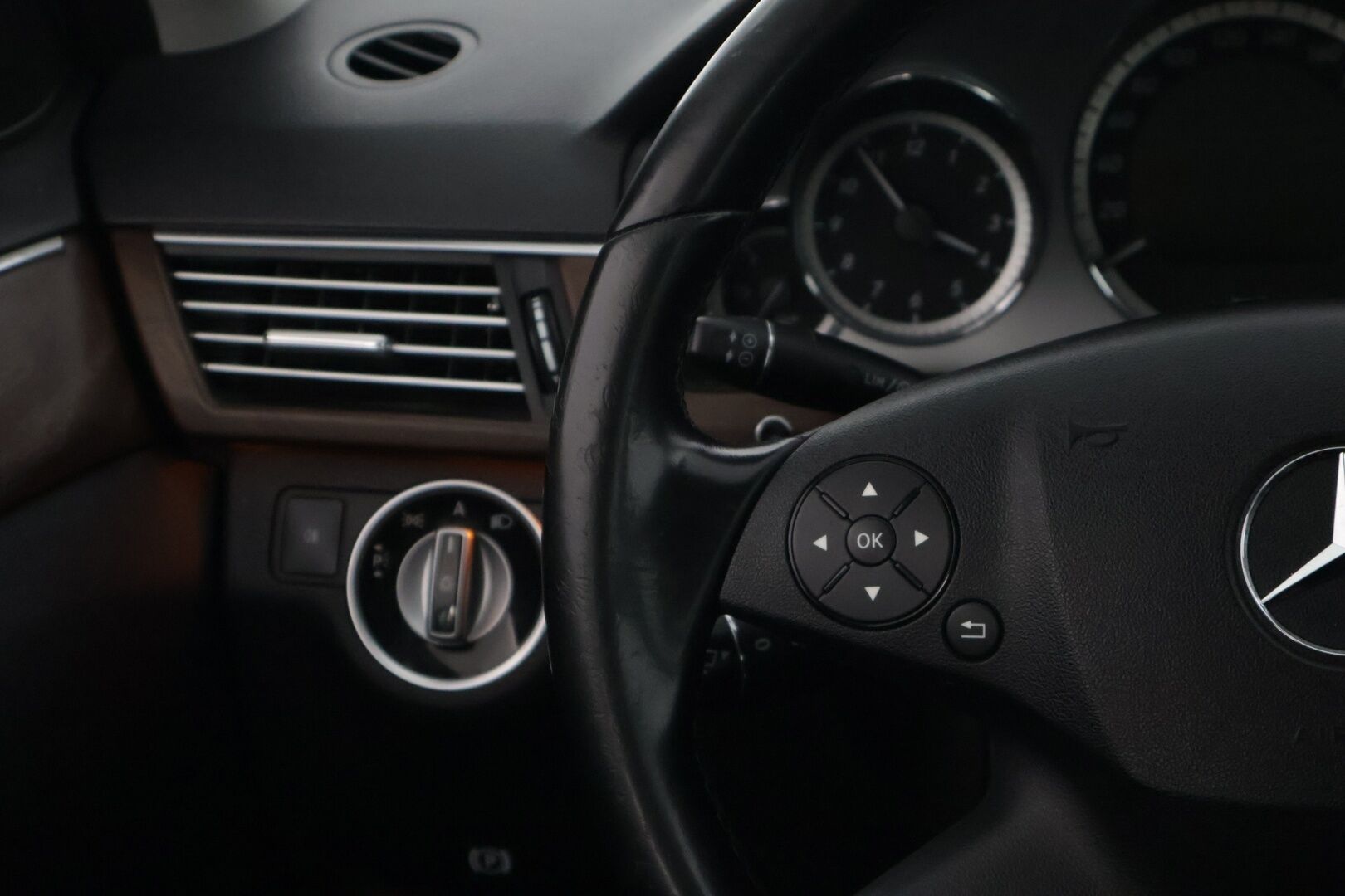 Mercedes-Benz E 2011 E 220 CDI Farmari * Webasto / Ortopedit / Navigointi / P.tutkat / Vakionopeudensäädin * - Maltillisilla kilometreillä oleva Johtotähti!