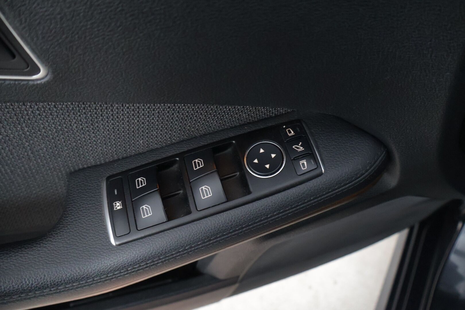 Mercedes-Benz E 2011 E 220 CDI Farmari * Webasto / Ortopedit / Navigointi / P.tutkat / Vakionopeudensäädin * - Maltillisilla kilometreillä oleva Johtotähti!