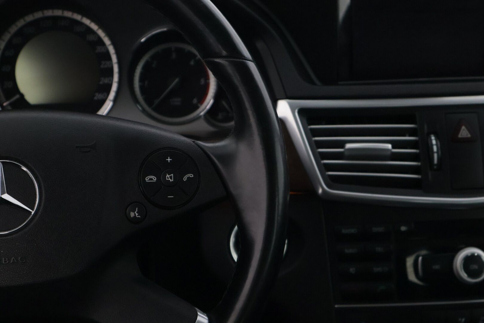 Mercedes-Benz E 2011 E 220 CDI Farmari * Webasto / Ortopedit / Navigointi / P.tutkat / Vakionopeudensäädin * - Maltillisilla kilometreillä oleva Johtotähti!