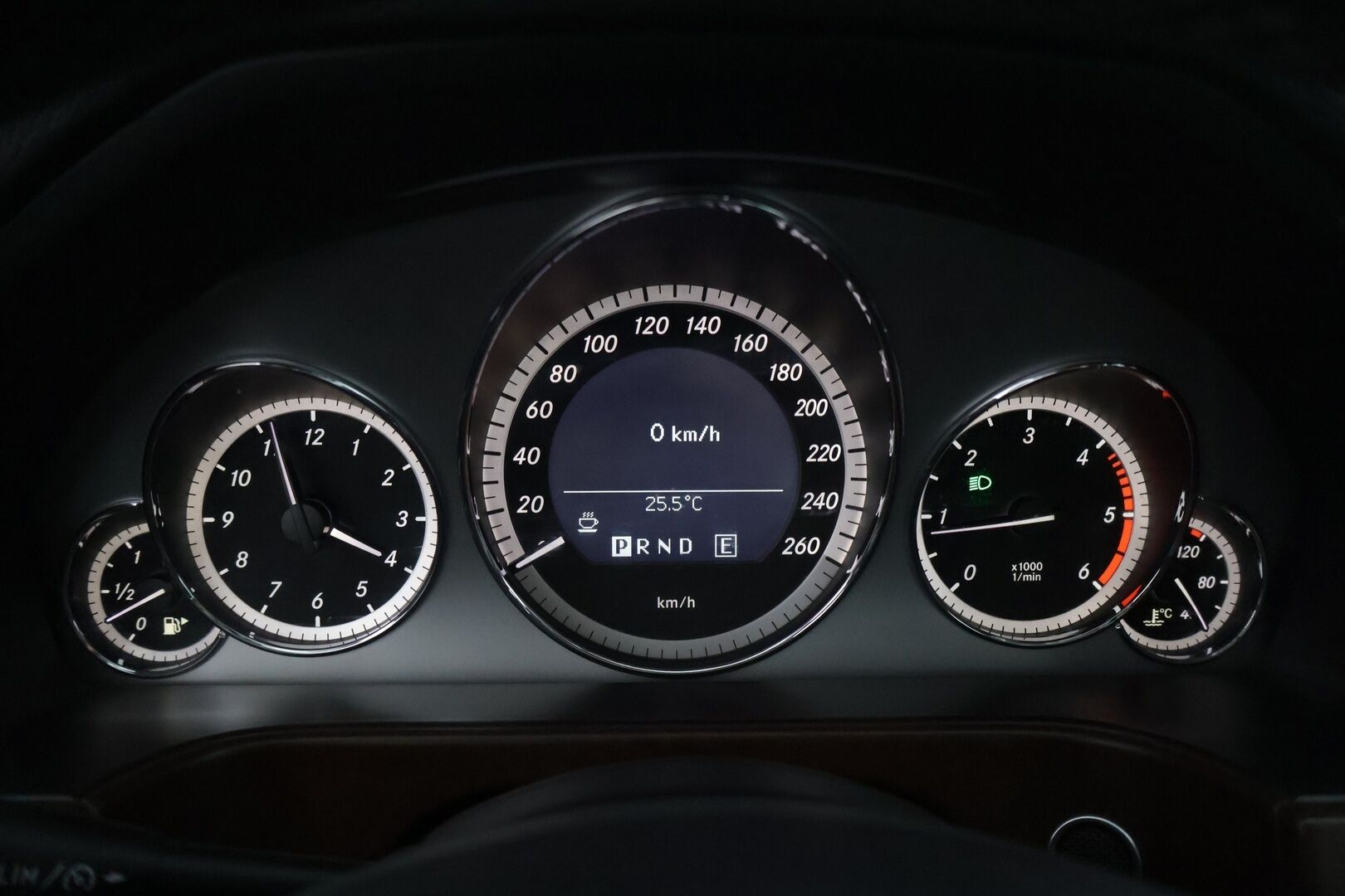 Mercedes-Benz E 2011 E 220 CDI Farmari * Webasto / Ortopedit / Navigointi / P.tutkat / Vakionopeudensäädin * - Maltillisilla kilometreillä oleva Johtotähti!