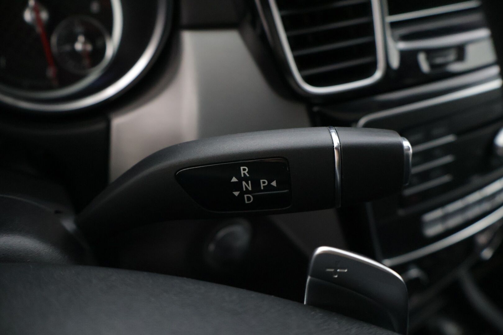 Mercedes-Benz GLE 2016 250 d 4Matic AMG * Panorama / ILS-LED / Vakkari / P.tutkat / Muistipenkit / Airmatic DC / Navi / Nahat / Lohko * - Kahdet renkaat aluvanteilla