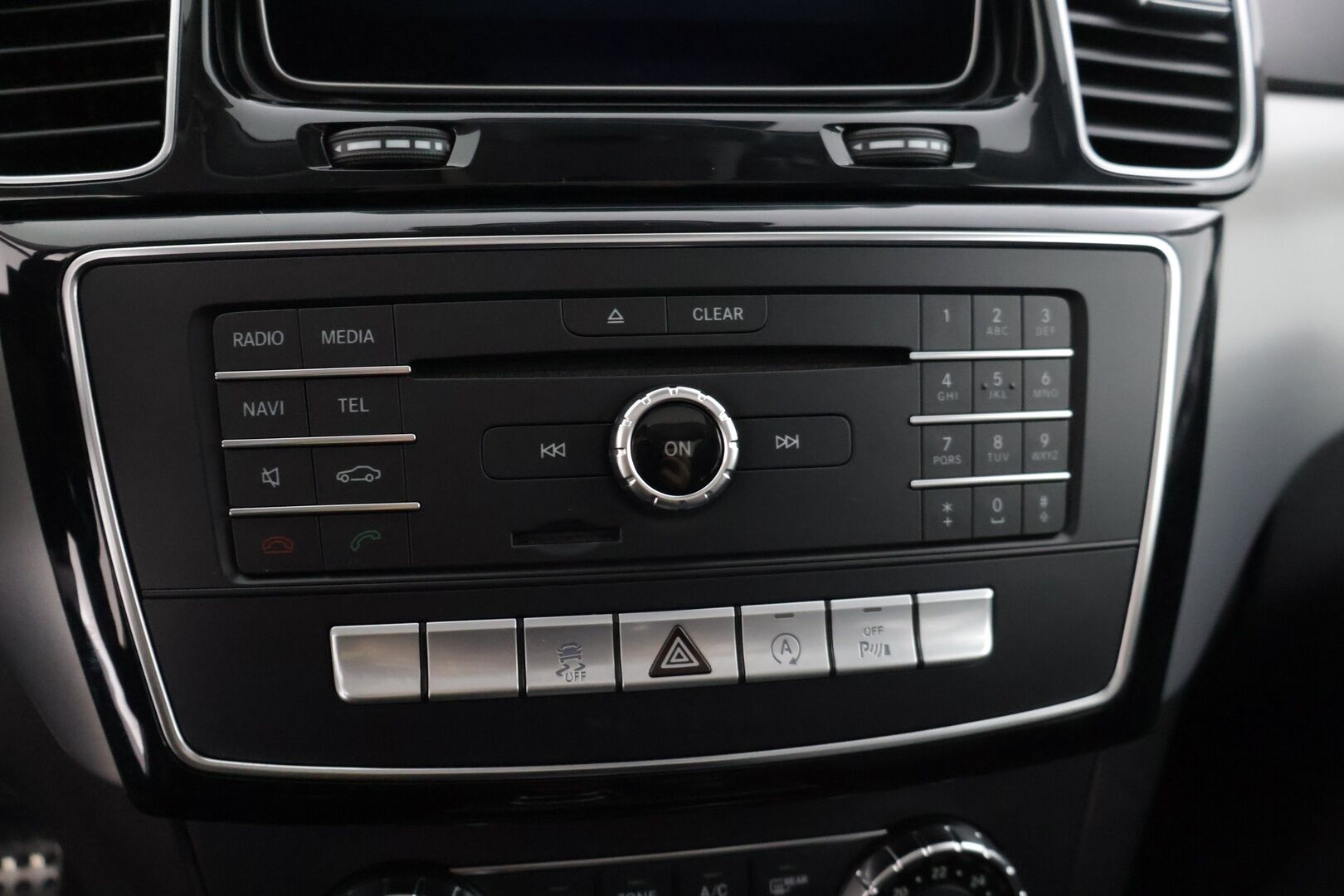 Mercedes-Benz GLE 2016 250 d 4Matic AMG * Panorama / ILS-LED / Vakkari / P.tutkat / Muistipenkit / Airmatic DC / Navi / Nahat / Lohko * - Kahdet renkaat aluvanteilla