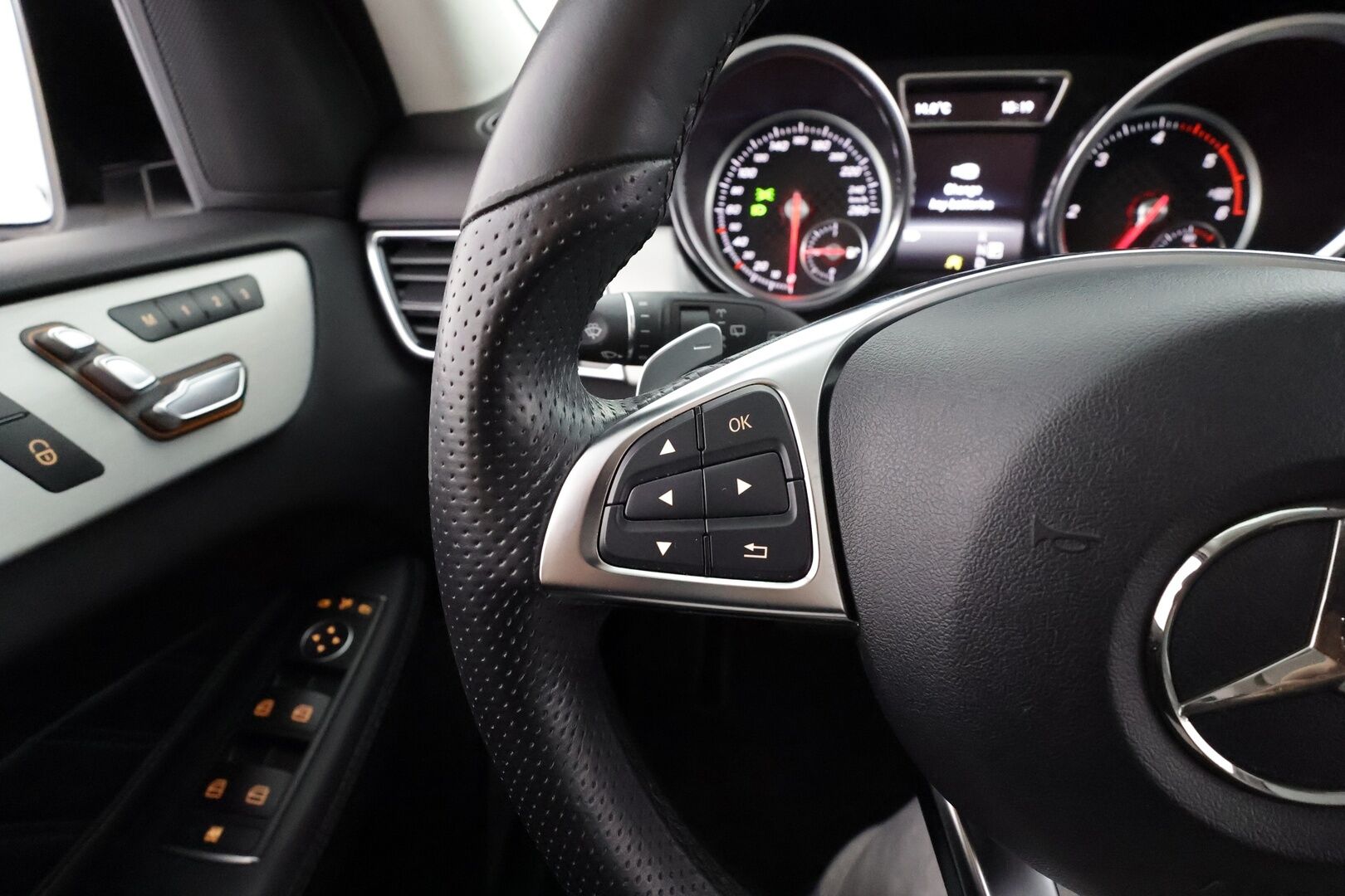 Mercedes-Benz GLE 2016 250 d 4Matic AMG * Panorama / ILS-LED / Vakkari / P.tutkat / Muistipenkit / Airmatic DC / Navi / Nahat / Lohko * - Kahdet renkaat aluvanteilla