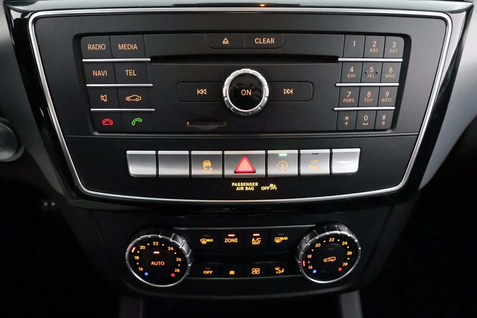 Mercedes-Benz GLE 2016 250 d 4Matic AMG * Panorama / ILS-LED / Vakkari / P.tutkat / Muistipenkit / Airmatic DC / Navi / Nahat / Lohko * - Kahdet renkaat aluvanteilla