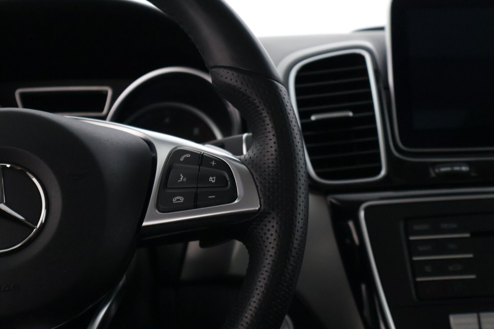 Mercedes-Benz GLE 2016 250 d 4Matic AMG * Panorama / ILS-LED / Vakkari / P.tutkat / Muistipenkit / Airmatic DC / Navi / Nahat / Lohko * - Kahdet renkaat aluvanteilla