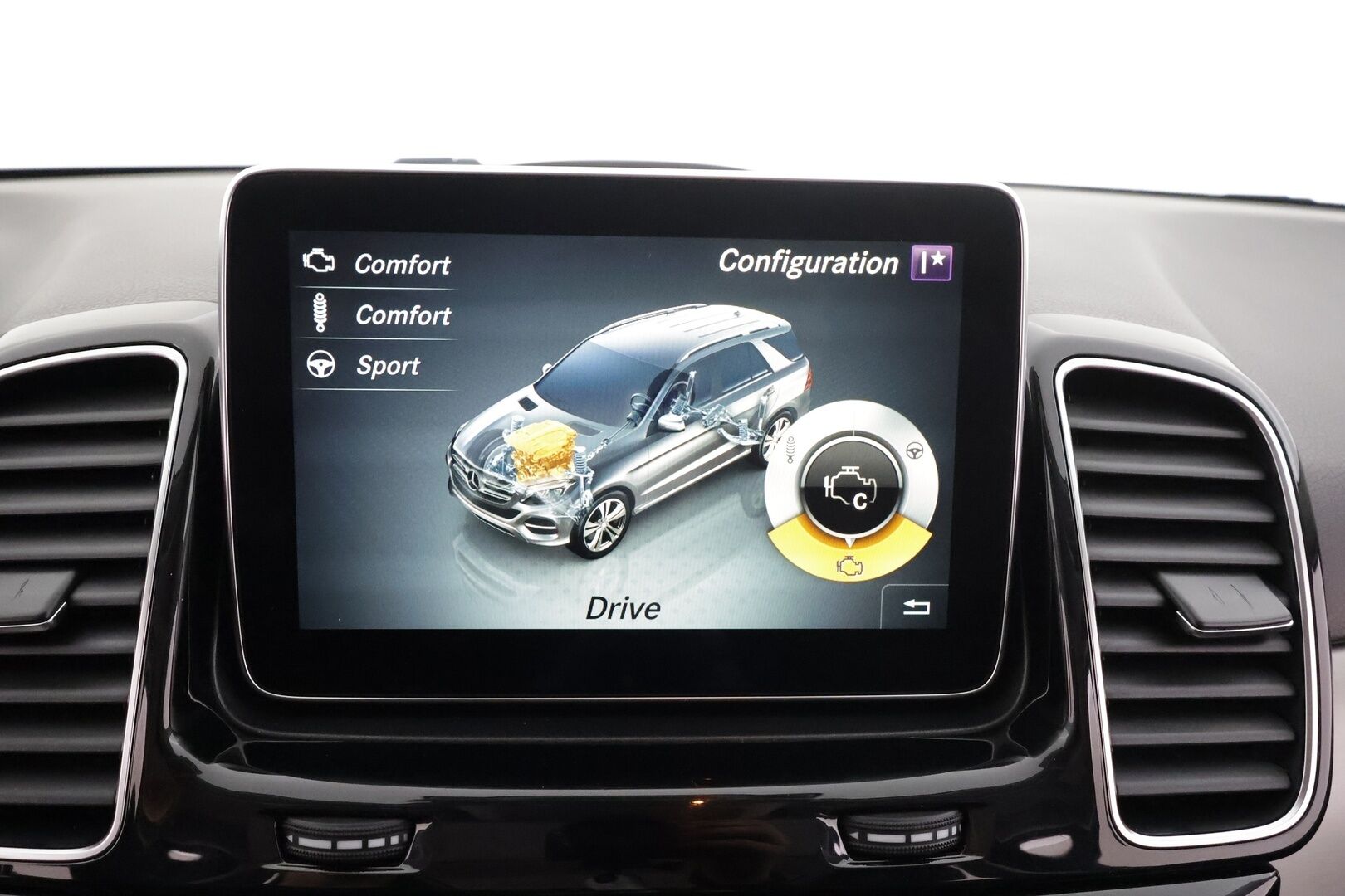 Mercedes-Benz GLE 2016 250 d 4Matic AMG * Panorama / ILS-LED / Vakkari / P.tutkat / Muistipenkit / Airmatic DC / Navi / Nahat / Lohko * - Kahdet renkaat aluvanteilla