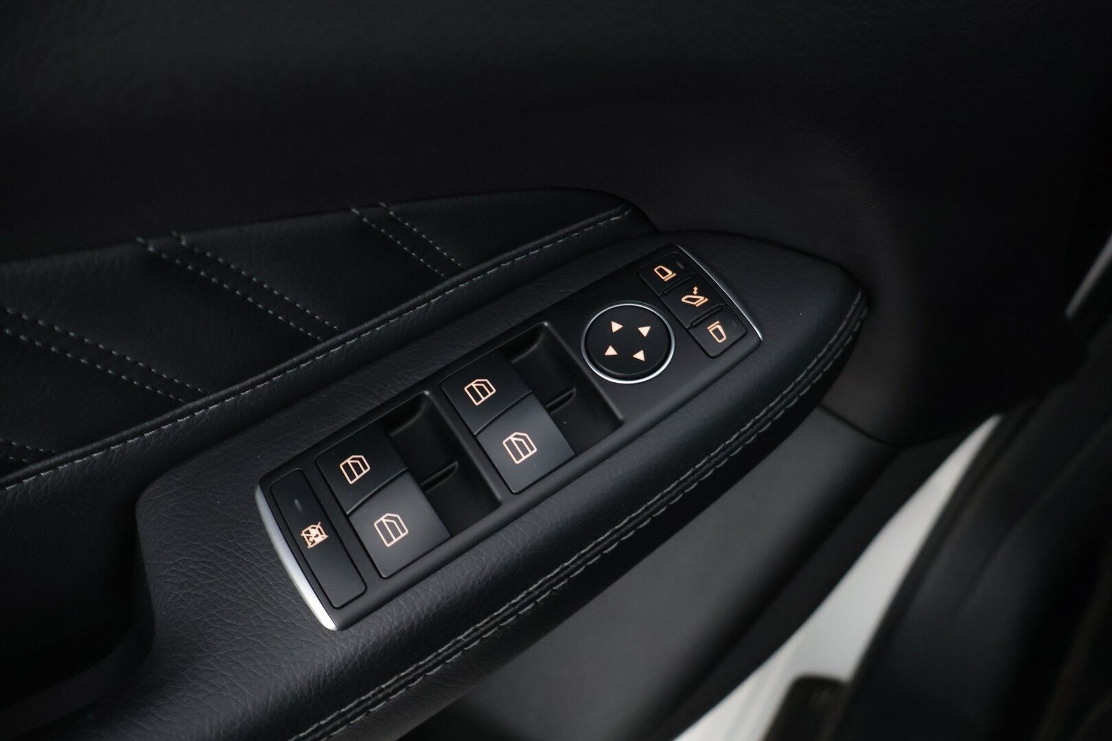 Mercedes-Benz GLE 2016 250 d 4Matic AMG * Panorama / ILS-LED / Vakkari / P.tutkat / Muistipenkit / Airmatic DC / Navi / Nahat / Lohko * - Kahdet renkaat aluvanteilla