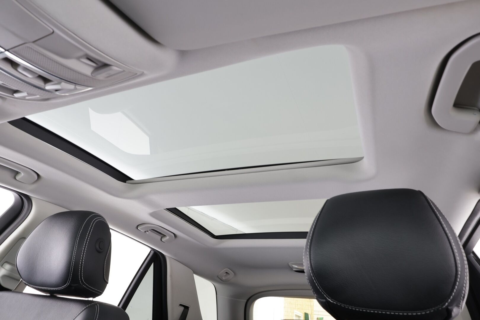 Mercedes-Benz GLE 2016 250 d 4Matic AMG * Panorama / ILS-LED / Vakkari / P.tutkat / Muistipenkit / Airmatic DC / Navi / Nahat / Lohko * - Kahdet renkaat aluvanteilla