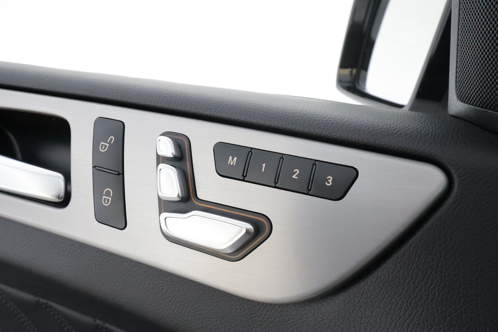 Mercedes-Benz GLE 2016 250 d 4Matic AMG * Panorama / ILS-LED / Vakkari / P.tutkat / Muistipenkit / Airmatic DC / Navi / Nahat / Lohko * - Kahdet renkaat aluvanteilla