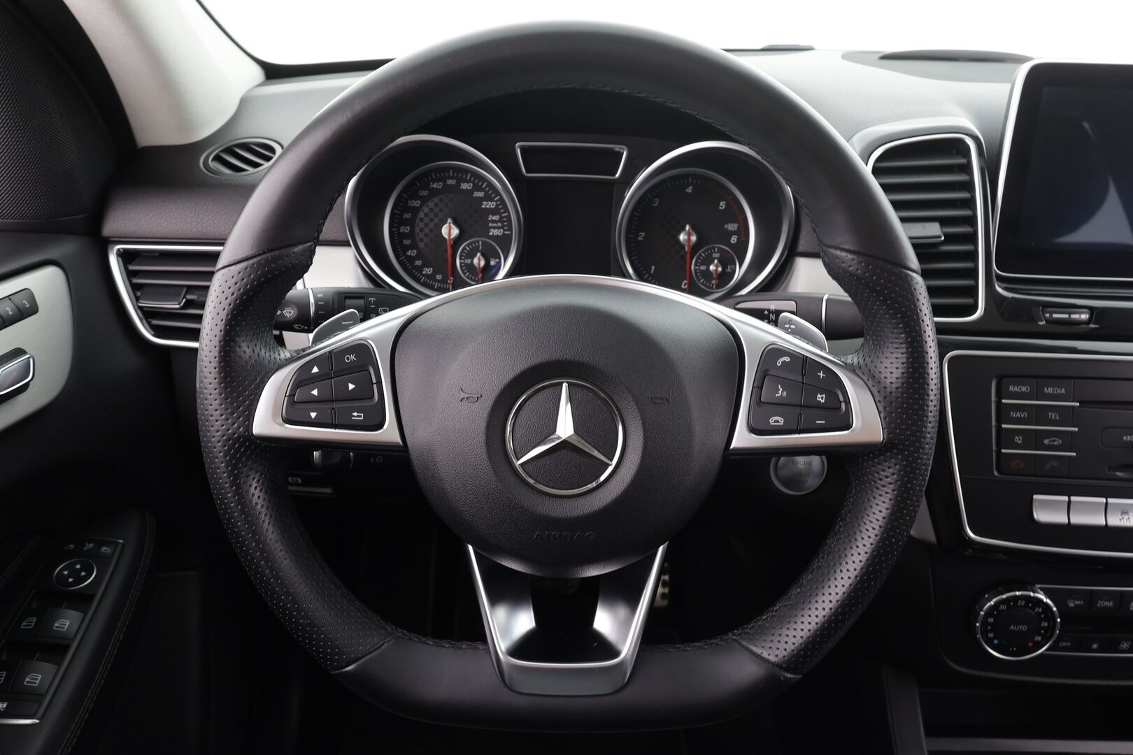 Mercedes-Benz GLE 2016 250 d 4Matic AMG * Panorama / ILS-LED / Vakkari / P.tutkat / Muistipenkit / Airmatic DC / Navi / Nahat / Lohko * - Kahdet renkaat aluvanteilla