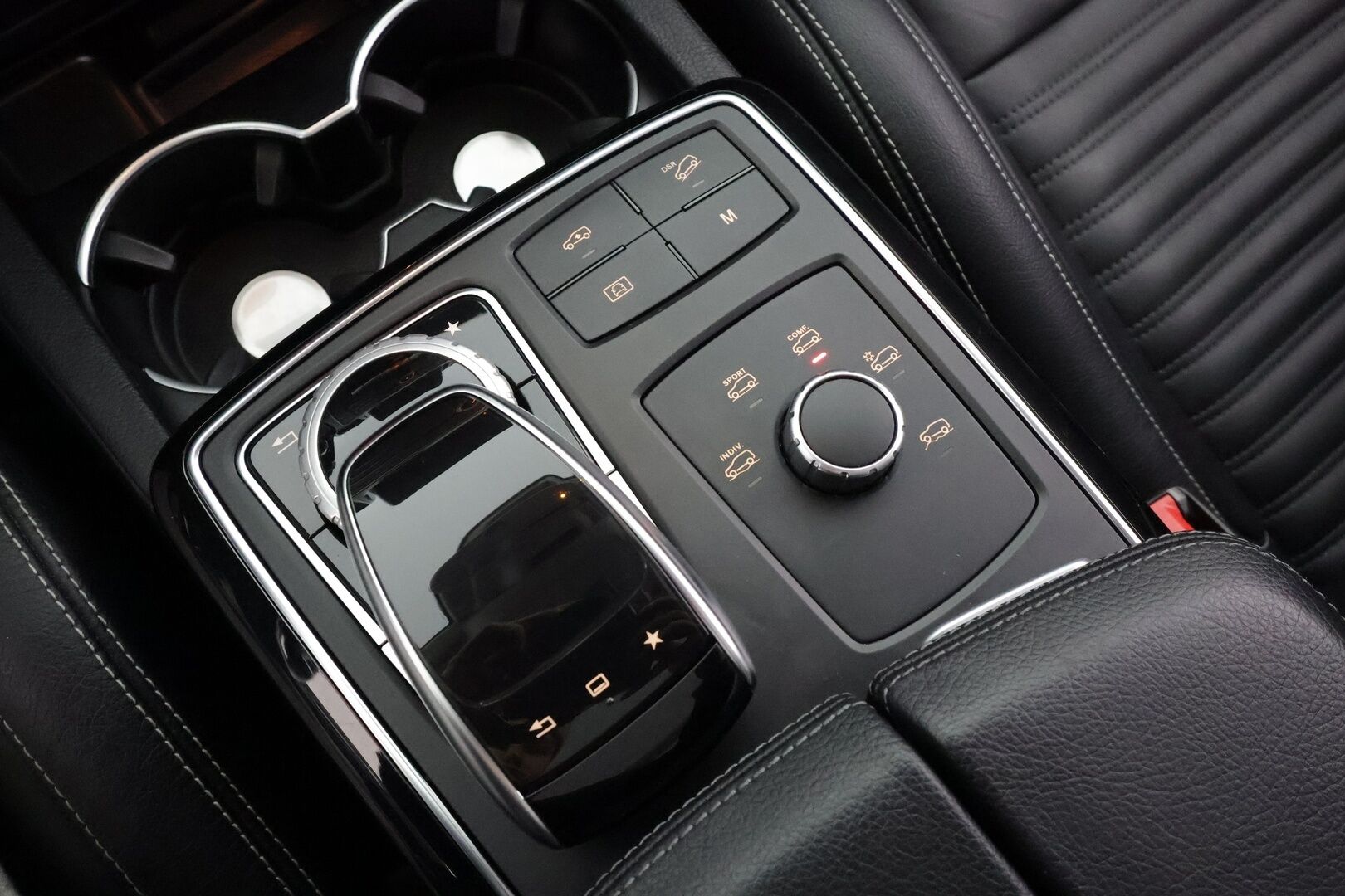 Mercedes-Benz GLE 2016 250 d 4Matic AMG * Panorama / ILS-LED / Vakkari / P.tutkat / Muistipenkit / Airmatic DC / Navi / Nahat / Lohko * - Kahdet renkaat aluvanteilla