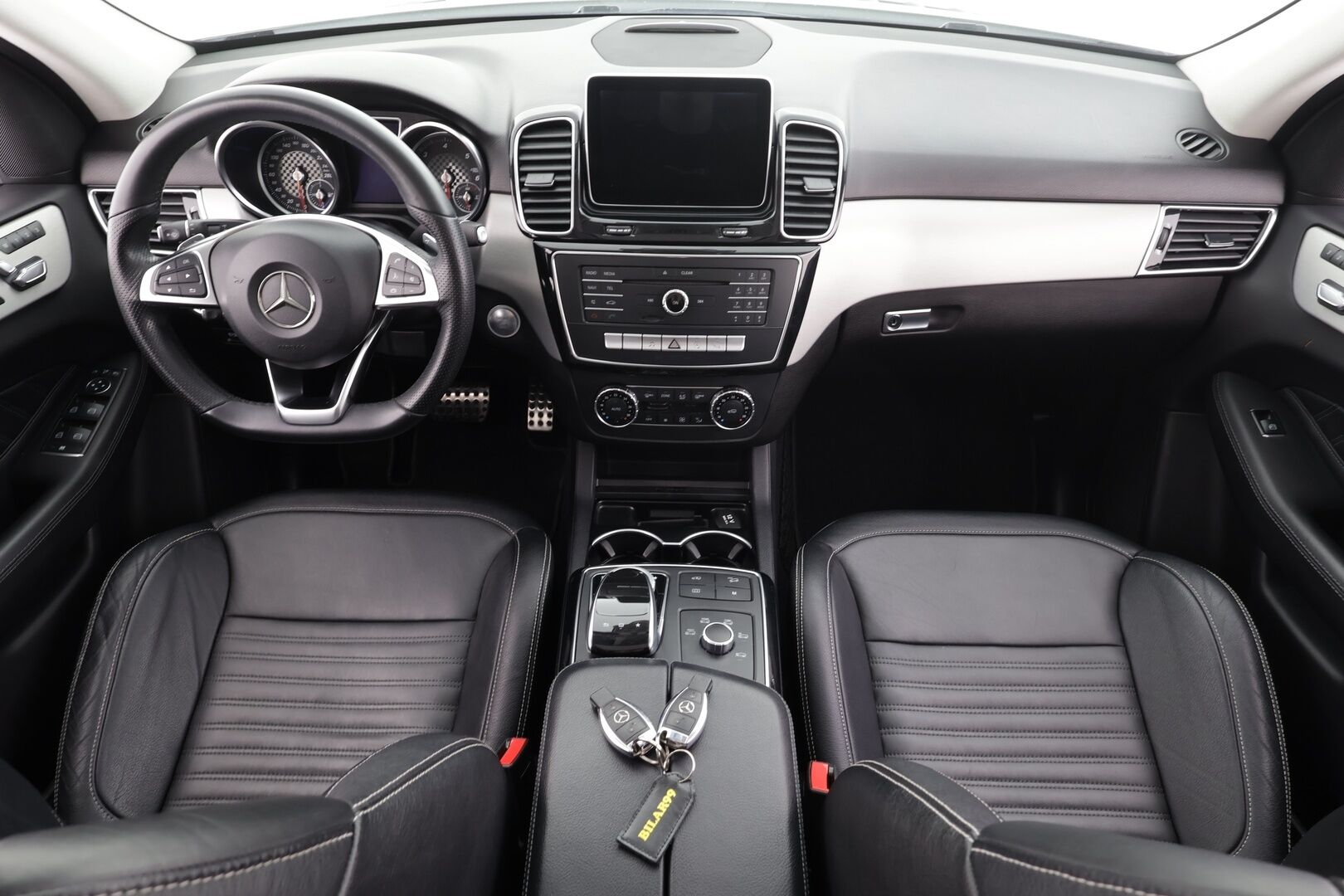 Mercedes-Benz GLE 2016 250 d 4Matic AMG * Panorama / ILS-LED / Vakkari / P.tutkat / Muistipenkit / Airmatic DC / Navi / Nahat / Lohko * - Kahdet renkaat aluvanteilla