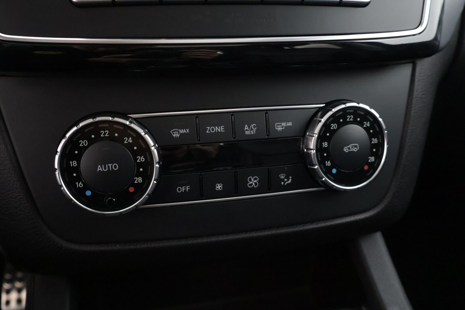 Mercedes-Benz GLE 2016 250 d 4Matic AMG * Panorama / ILS-LED / Vakkari / P.tutkat / Muistipenkit / Airmatic DC / Navi / Nahat / Lohko * - Kahdet renkaat aluvanteilla