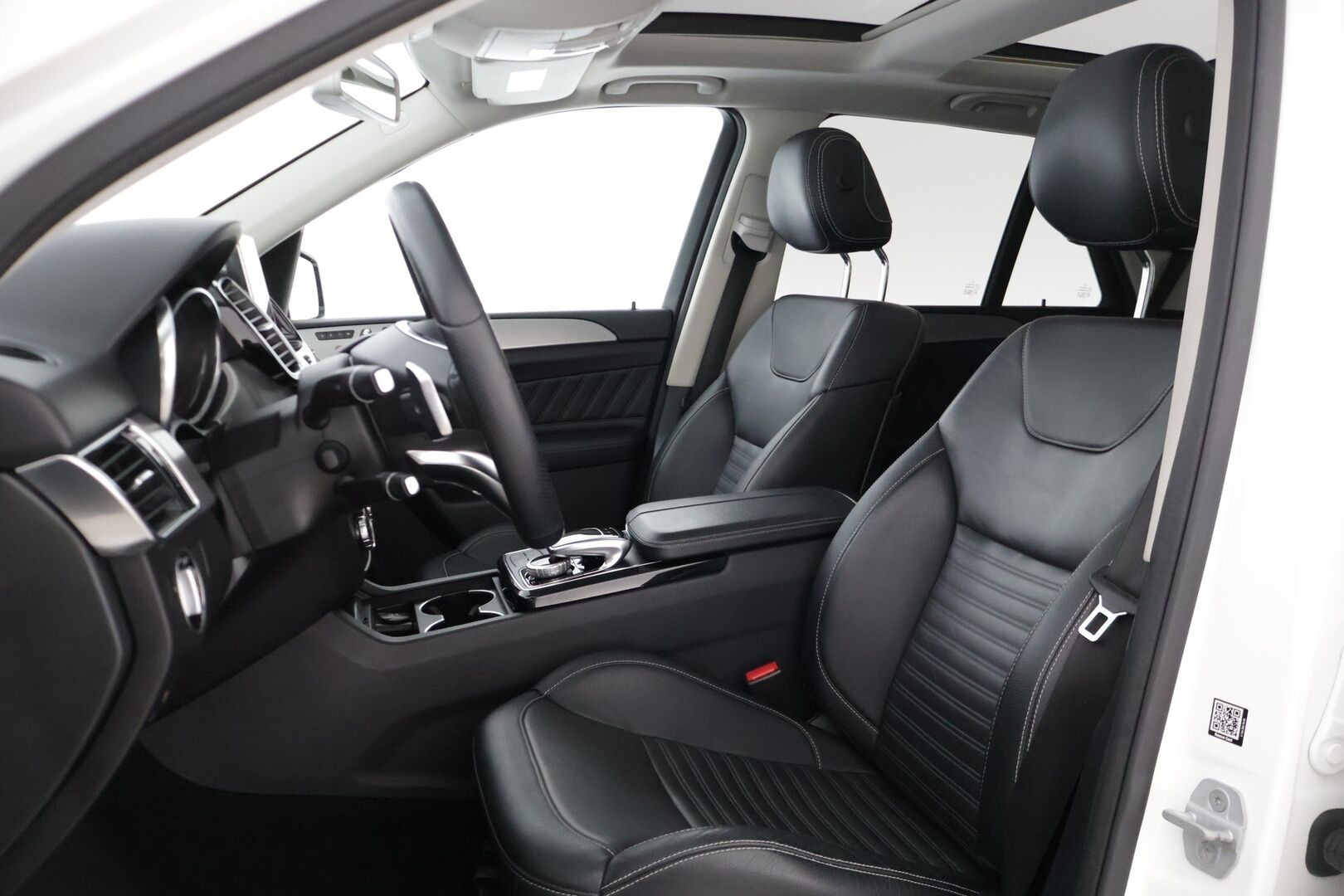 Mercedes-Benz GLE 2016 250 d 4Matic AMG * Panorama / ILS-LED / Vakkari / P.tutkat / Muistipenkit / Airmatic DC / Navi / Nahat / Lohko * - Kahdet renkaat aluvanteilla