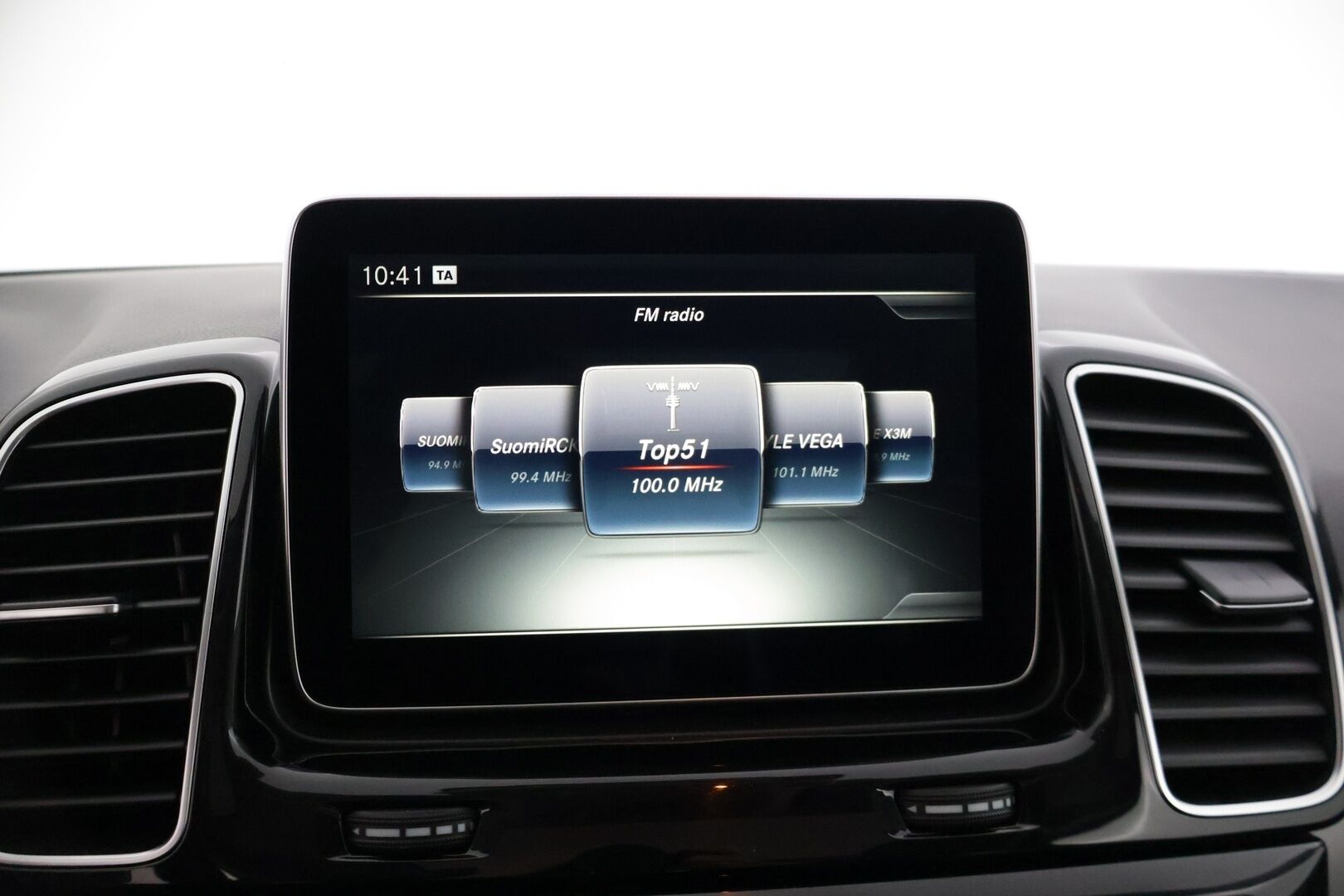 Mercedes-Benz GLE 2016 250 d 4Matic AMG * Panorama / ILS-LED / Vakkari / P.tutkat / Muistipenkit / Airmatic DC / Navi / Nahat / Lohko * - Kahdet renkaat aluvanteilla