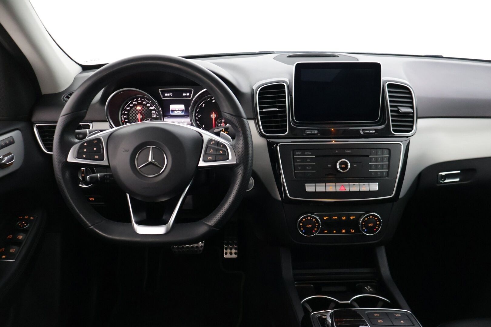 Mercedes-Benz GLE 2016 250 d 4Matic AMG * Panorama / ILS-LED / Vakkari / P.tutkat / Muistipenkit / Airmatic DC / Navi / Nahat / Lohko * - Kahdet renkaat aluvanteilla