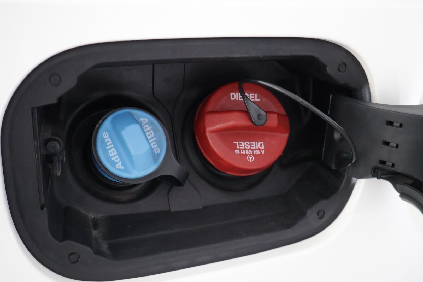 Mercedes-Benz GLE 2016 250 d 4Matic AMG * Panorama / ILS-LED / Vakkari / P.tutkat / Muistipenkit / Airmatic DC / Navi / Nahat / Lohko * - Kahdet renkaat aluvanteilla