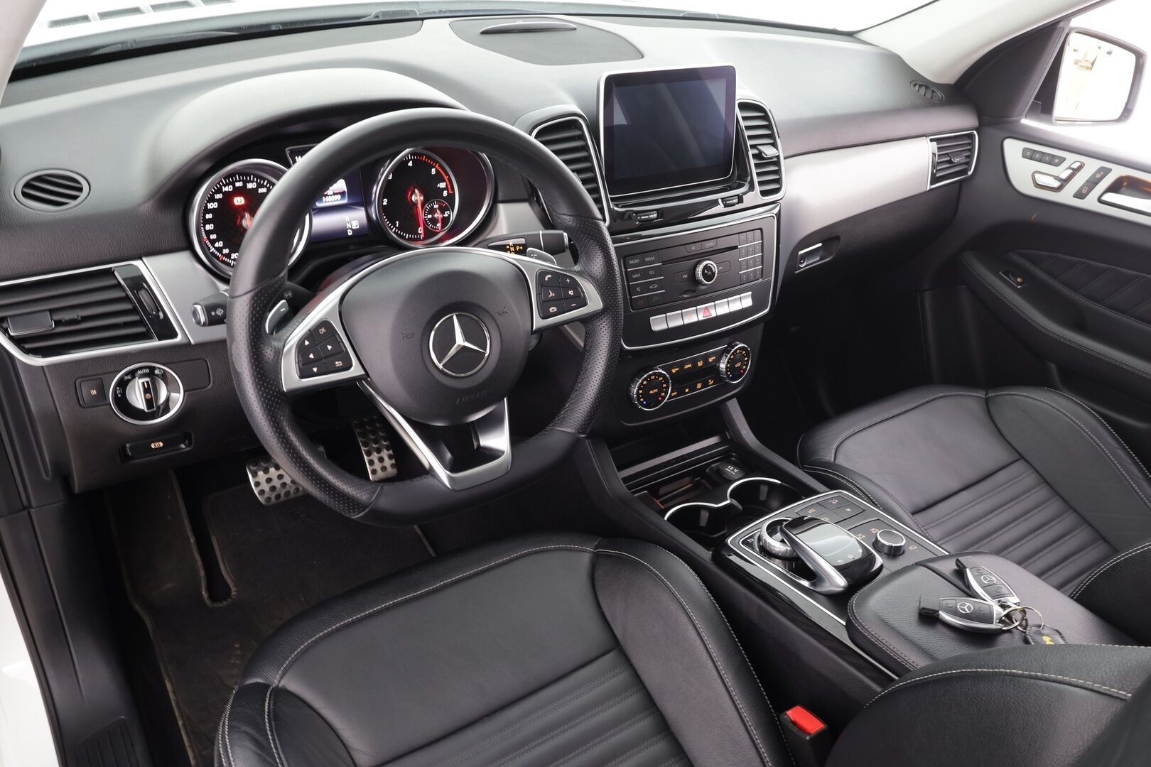 Mercedes-Benz GLE 2016 250 d 4Matic AMG * Panorama / ILS-LED / Vakkari / P.tutkat / Muistipenkit / Airmatic DC / Navi / Nahat / Lohko * - Kahdet renkaat aluvanteilla