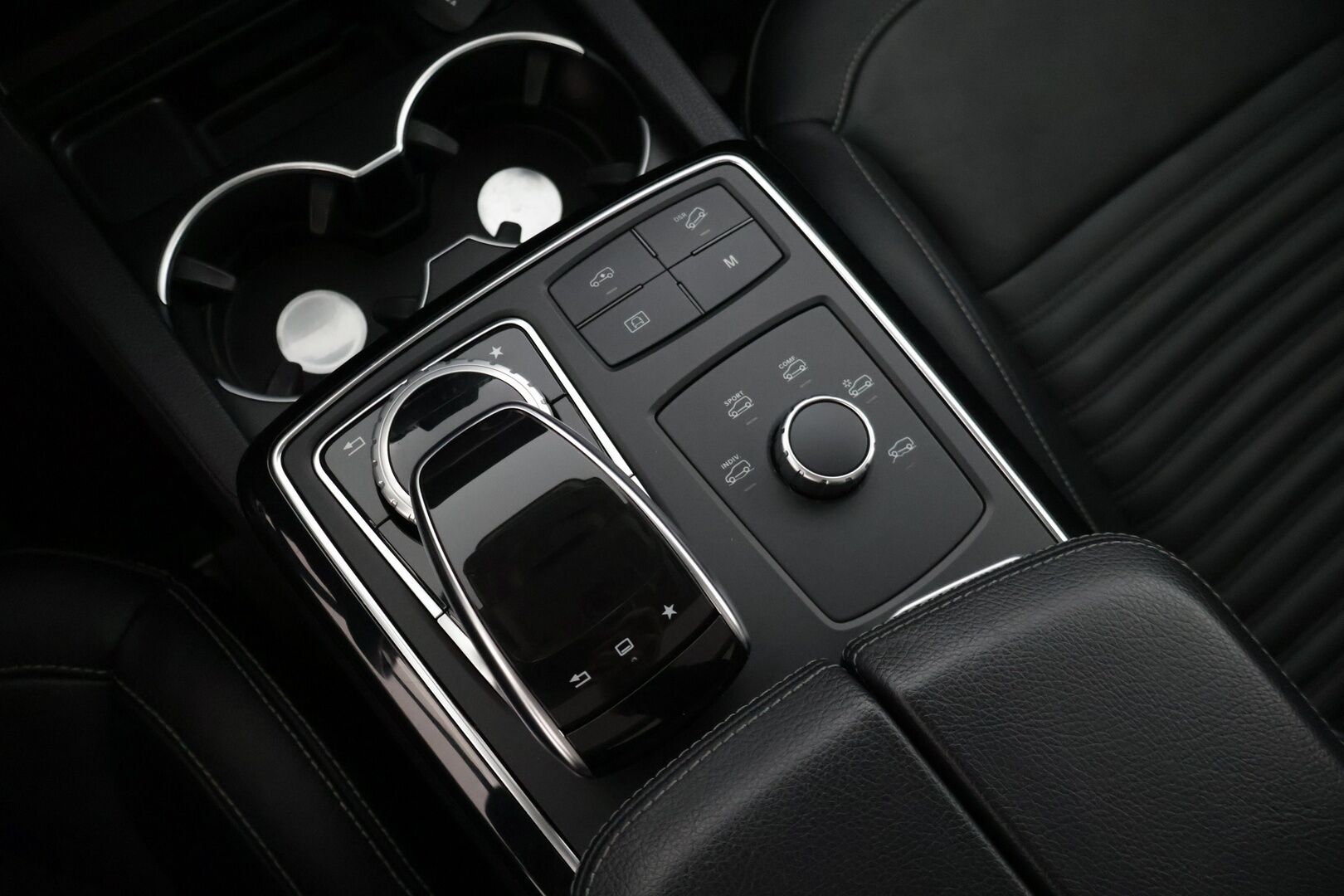 Mercedes-Benz GLE 2016 250 d 4Matic AMG * Panorama / ILS-LED / Vakkari / P.tutkat / Muistipenkit / Airmatic DC / Navi / Nahat / Lohko * - Kahdet renkaat aluvanteilla