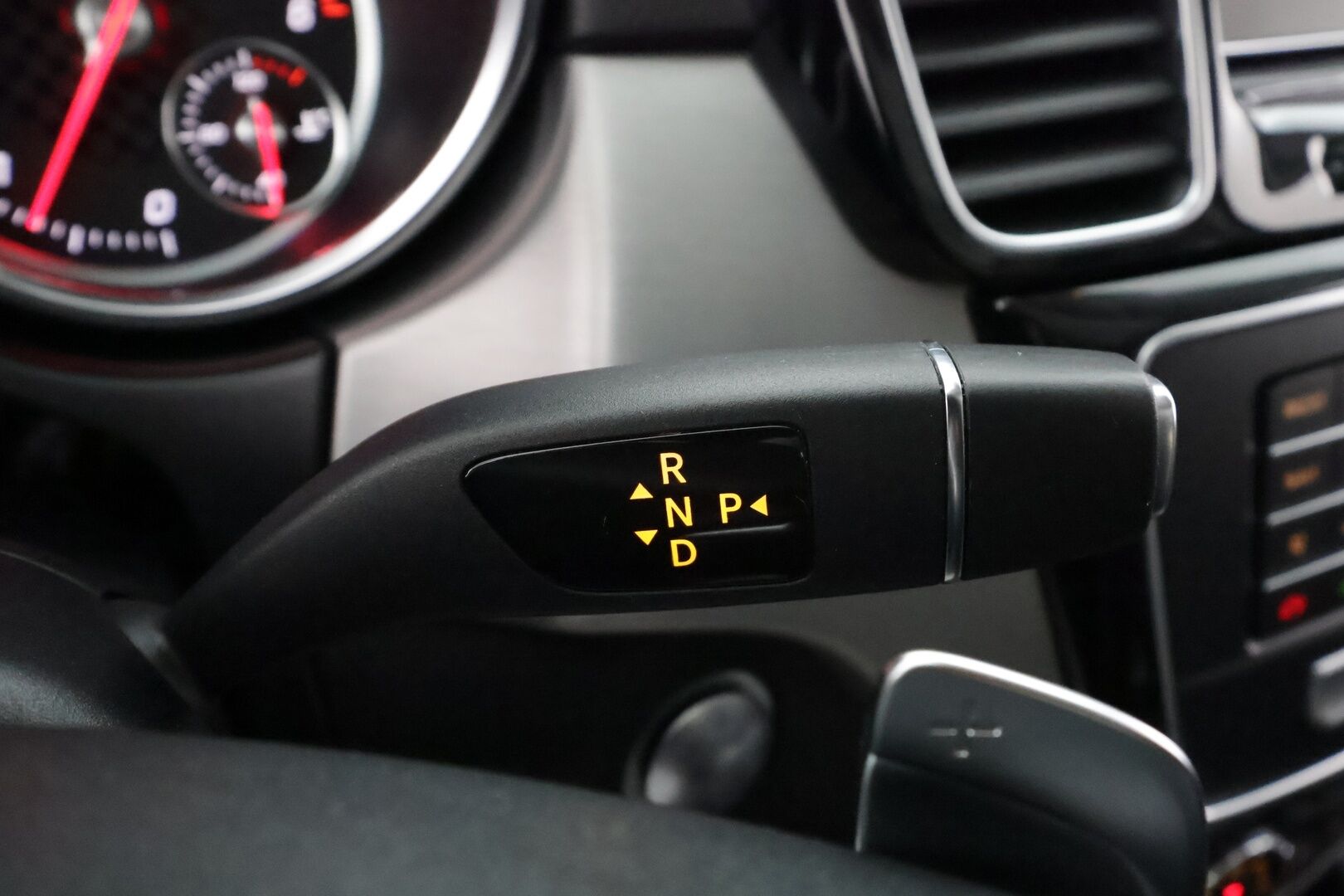 Mercedes-Benz GLE 2016 250 d 4Matic AMG * Panorama / ILS-LED / Vakkari / P.tutkat / Muistipenkit / Airmatic DC / Navi / Nahat / Lohko * - Kahdet renkaat aluvanteilla