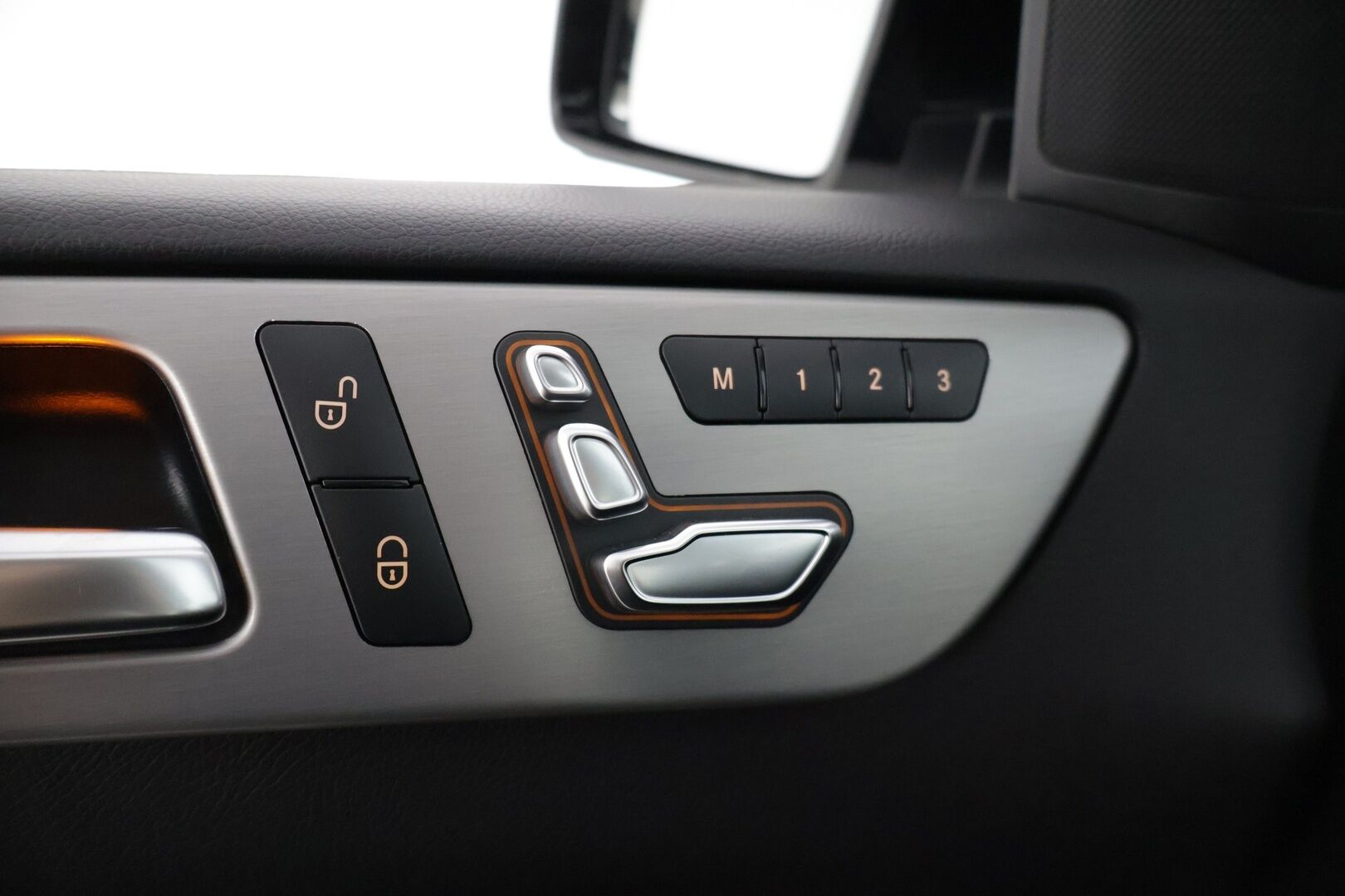 Mercedes-Benz GLE 2016 250 d 4Matic AMG * Panorama / ILS-LED / Vakkari / P.tutkat / Muistipenkit / Airmatic DC / Navi / Nahat / Lohko * - Kahdet renkaat aluvanteilla