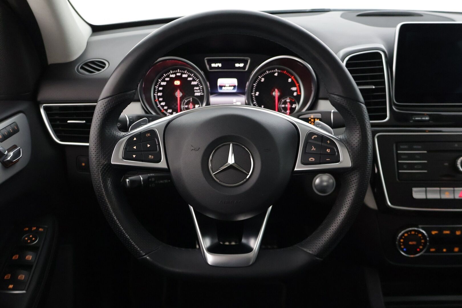 Mercedes-Benz GLE 2016 250 d 4Matic AMG * Panorama / ILS-LED / Vakkari / P.tutkat / Muistipenkit / Airmatic DC / Navi / Nahat / Lohko * - Kahdet renkaat aluvanteilla