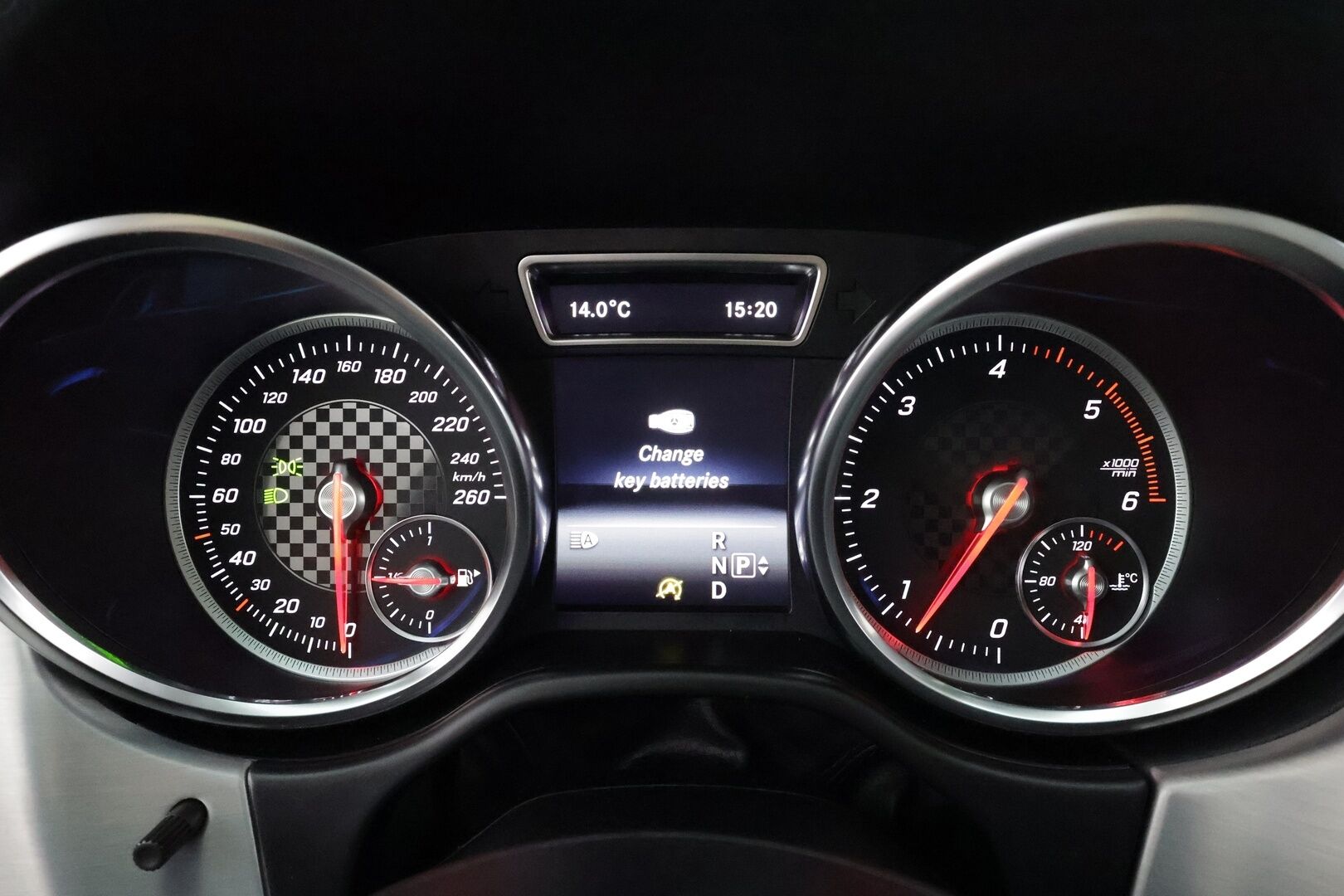 Mercedes-Benz GLE 2016 250 d 4Matic AMG * Panorama / ILS-LED / Vakkari / P.tutkat / Muistipenkit / Airmatic DC / Navi / Nahat / Lohko * - Kahdet renkaat aluvanteilla