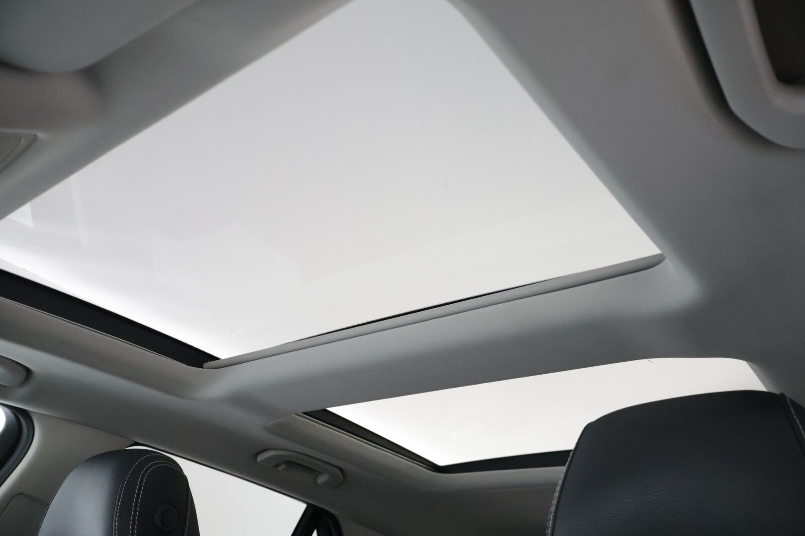 Mercedes-Benz GLE 2016 250 d 4Matic AMG * Panorama / ILS-LED / Vakkari / P.tutkat / Muistipenkit / Airmatic DC / Navi / Nahat / Lohko * - Kahdet renkaat aluvanteilla