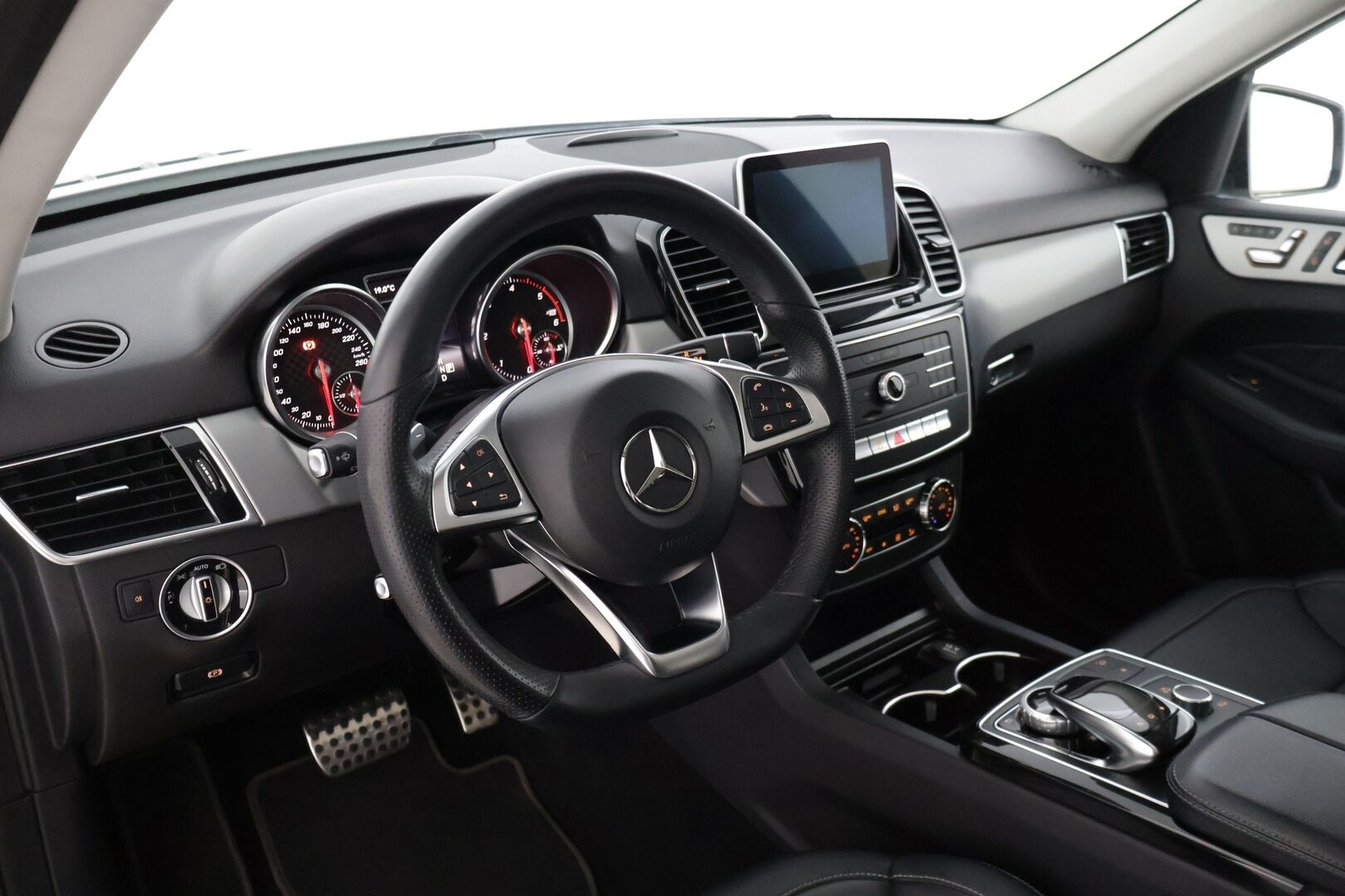 Mercedes-Benz GLE 2016 250 d 4Matic AMG * Panorama / ILS-LED / Vakkari / P.tutkat / Muistipenkit / Airmatic DC / Navi / Nahat / Lohko * - Kahdet renkaat aluvanteilla