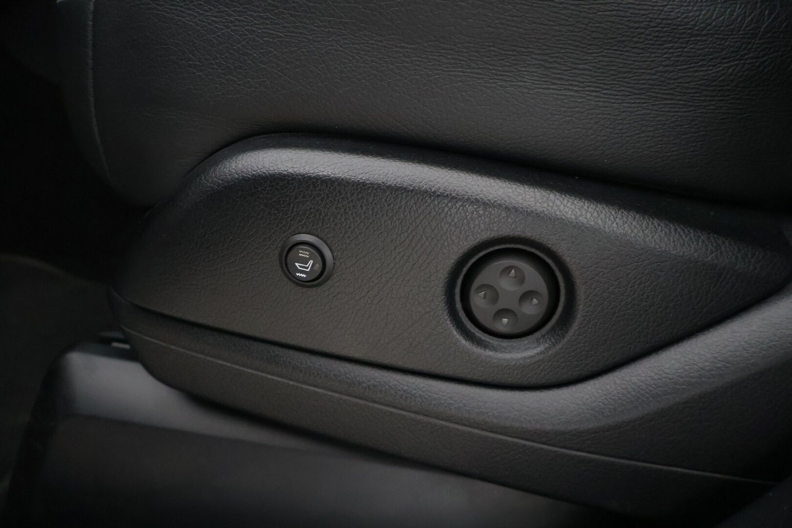 Mercedes-Benz GLE 2016 250 d 4Matic AMG * Panorama / ILS-LED / Vakkari / P.tutkat / Muistipenkit / Airmatic DC / Navi / Nahat / Lohko * - Kahdet renkaat aluvanteilla