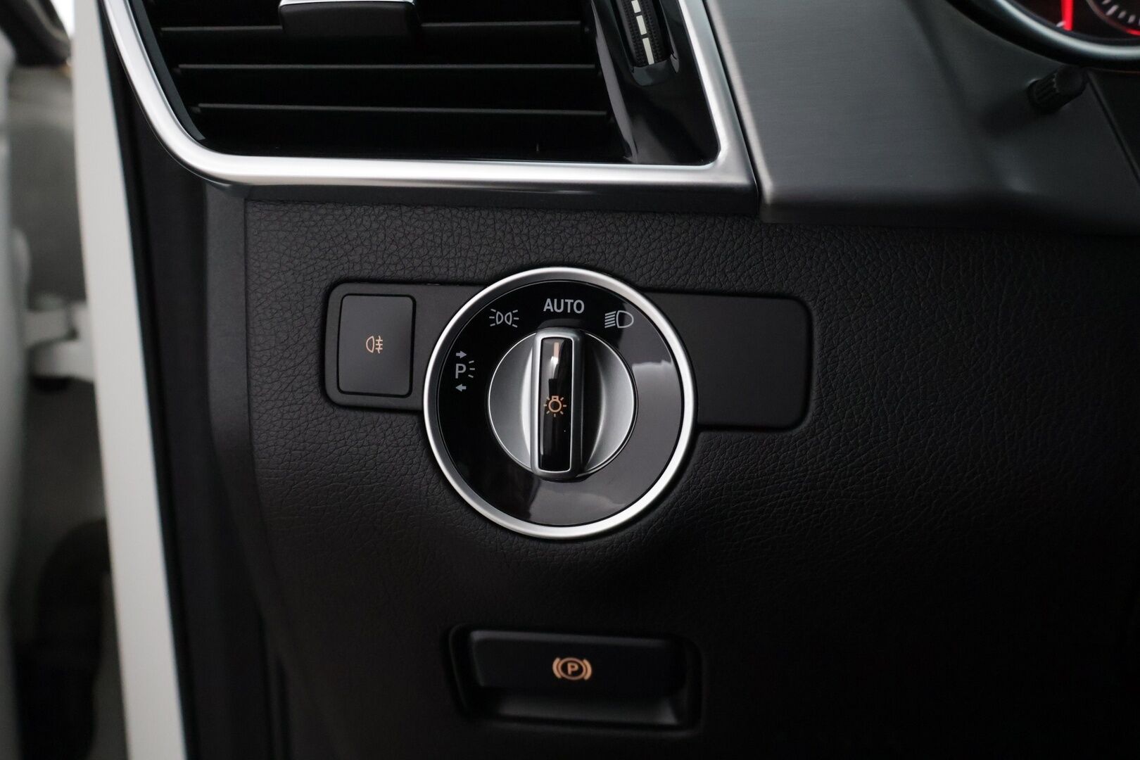 Mercedes-Benz GLE 2016 250 d 4Matic AMG * Panorama / ILS-LED / Vakkari / P.tutkat / Muistipenkit / Airmatic DC / Navi / Nahat / Lohko * - Kahdet renkaat aluvanteilla