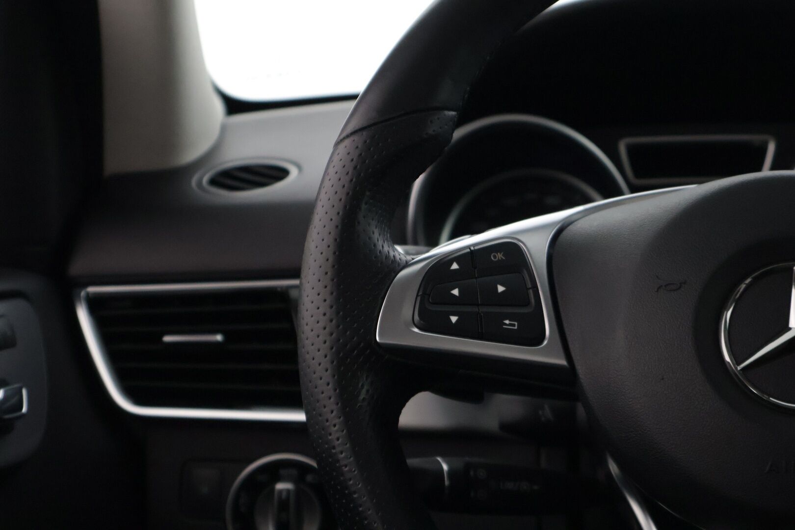 Mercedes-Benz GLE 2016 250 d 4Matic AMG * Panorama / ILS-LED / Vakkari / P.tutkat / Muistipenkit / Airmatic DC / Navi / Nahat / Lohko * - Kahdet renkaat aluvanteilla