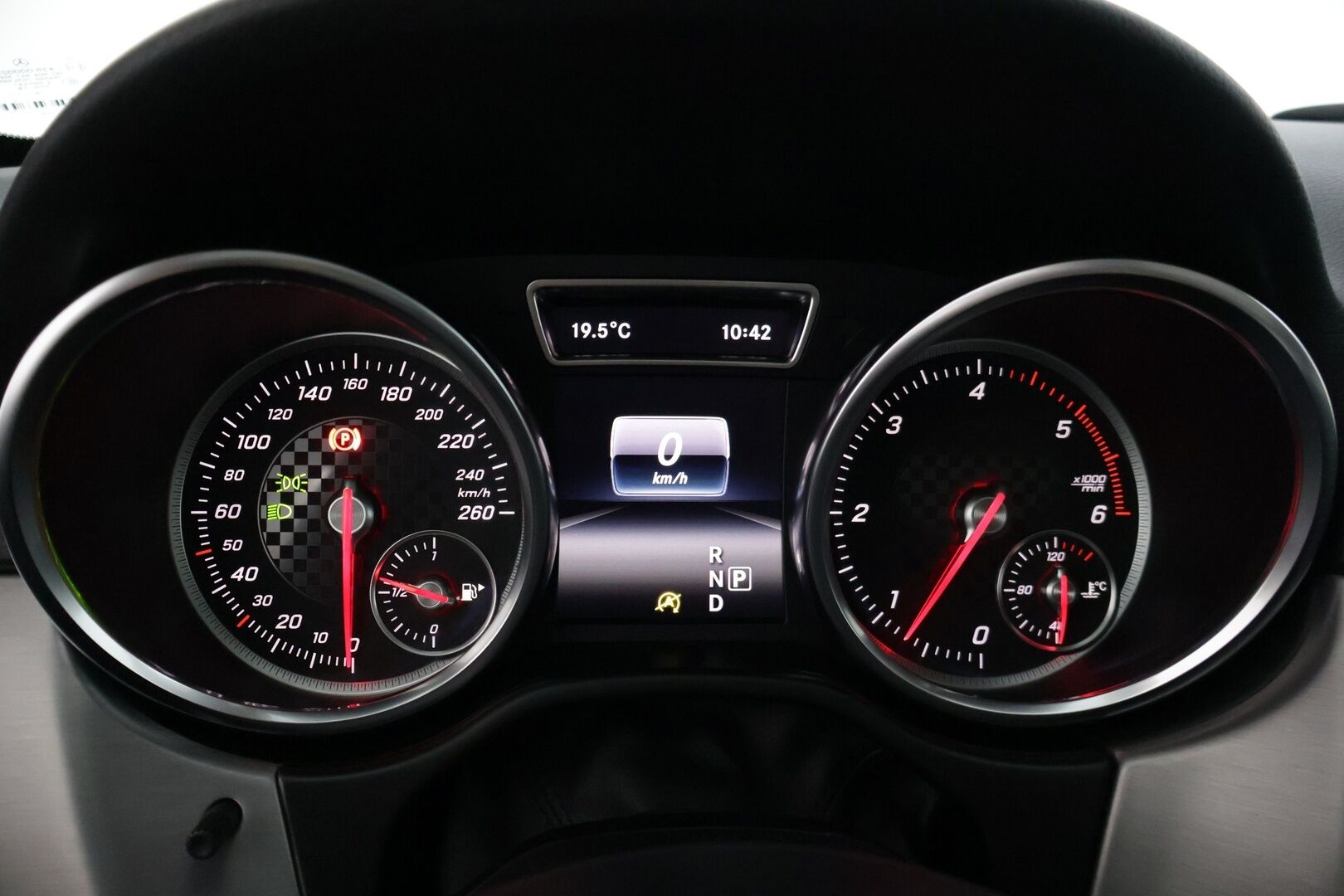 Mercedes-Benz GLE 2016 250 d 4Matic AMG * Panorama / ILS-LED / Vakkari / P.tutkat / Muistipenkit / Airmatic DC / Navi / Nahat / Lohko * - Kahdet renkaat aluvanteilla