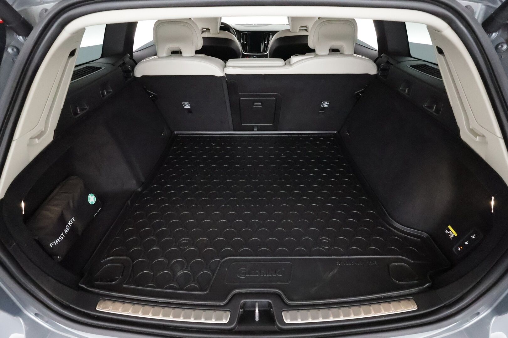 Volvo V60 2019 D4 Inscription aut **H&K / HUD / Pa-lämmitin / Adapt. vakkari / Koukku / Muistipenkit / Keyless / P.kamera** - Full LED / Vaalea nahkasisusta / Apple&Android / Navi