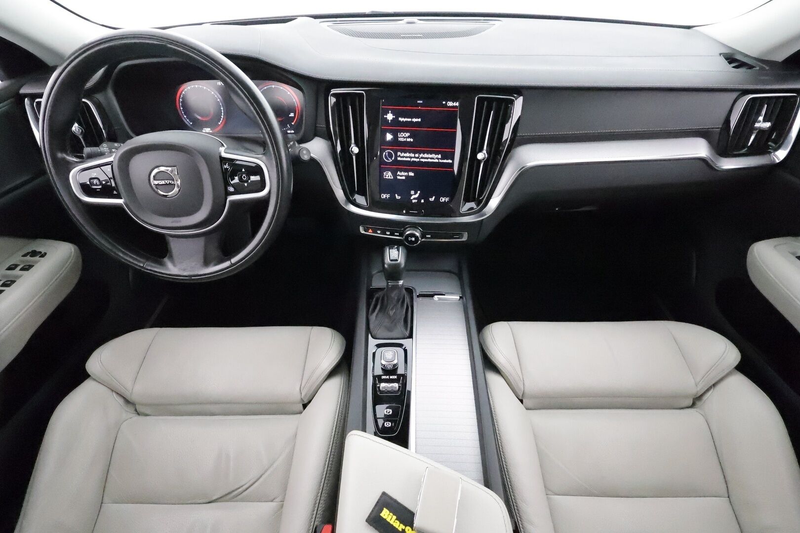 Volvo V60 2019 D4 Inscription aut **H&K / HUD / Pa-lämmitin / Adapt. vakkari / Koukku / Muistipenkit / Keyless / P.kamera** - Full LED / Vaalea nahkasisusta / Apple&Android / Navi