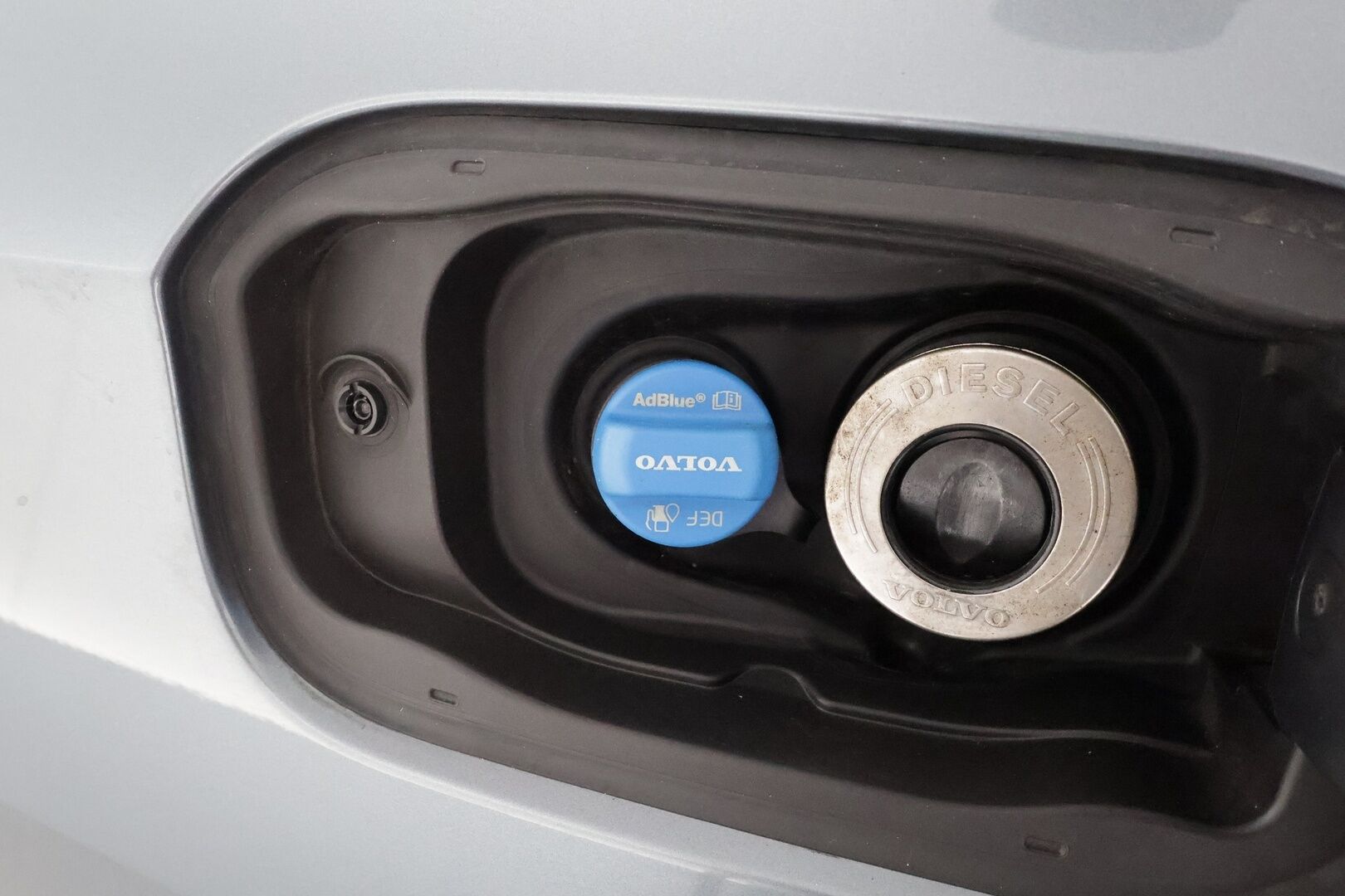 Volvo V60 2019 D4 Inscription aut **H&K / HUD / Pa-lämmitin / Adapt. vakkari / Koukku / Muistipenkit / Keyless / P.kamera** - Full LED / Vaalea nahkasisusta / Apple&Android / Navi