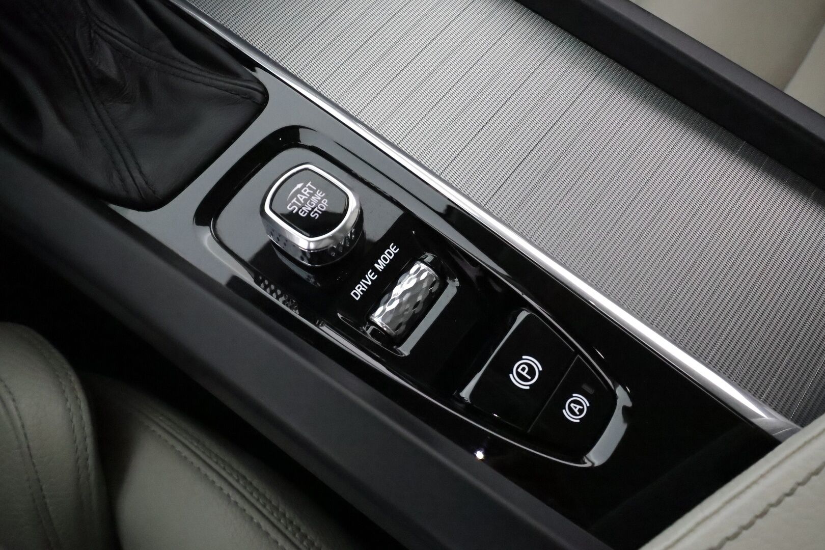 Volvo V60 2019 D4 Inscription aut **H&K / HUD / Pa-lämmitin / Adapt. vakkari / Koukku / Muistipenkit / Keyless / P.kamera** - Full LED / Vaalea nahkasisusta / Apple&Android / Navi