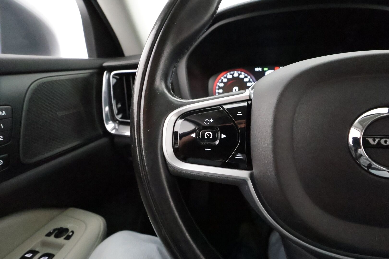 Volvo V60 2019 D4 Inscription aut **H&K / HUD / Pa-lämmitin / Adapt. vakkari / Koukku / Muistipenkit / Keyless / P.kamera** - Full LED / Vaalea nahkasisusta / Apple&Android / Navi