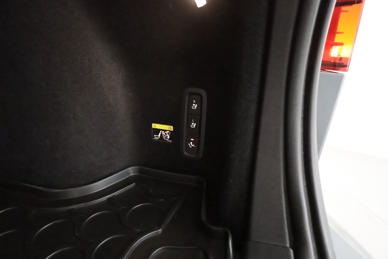 Volvo V60 2019 D4 Inscription aut **H&K / HUD / Pa-lämmitin / Adapt. vakkari / Koukku / Muistipenkit / Keyless / P.kamera** - Full LED / Vaalea nahkasisusta / Apple&Android / Navi