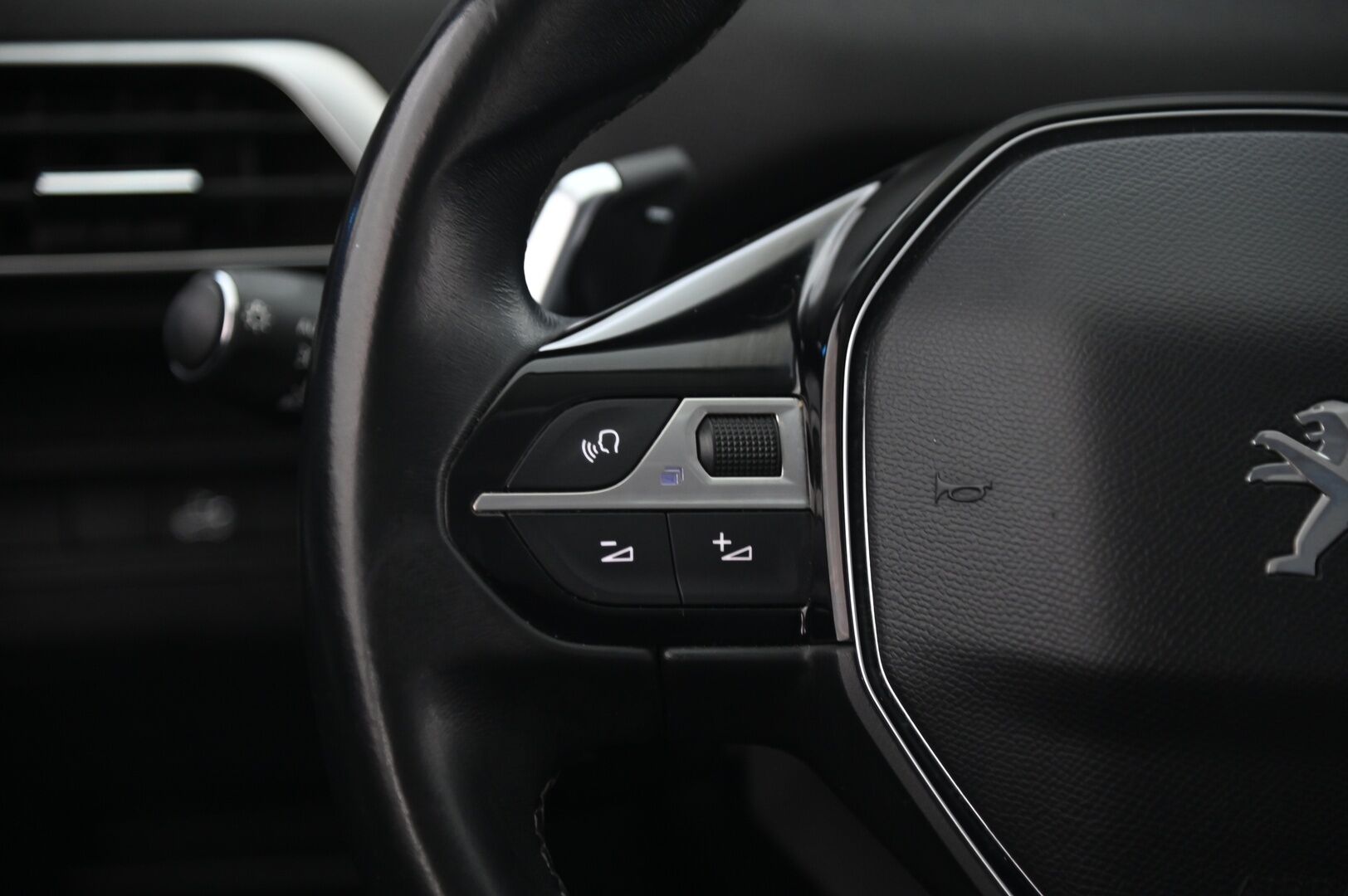 Peugeot 3008 2019 Allure PureTech 130 EAT8-automaatti *ACC / 360 kamera / Koukku / Blis / Appconnect / Sporttipenkit / Focale Äänentoisto* - 2x hyvät renkaat / Lohko + sisätilanlämmitin / Lämpölasi / Juuri huollettu