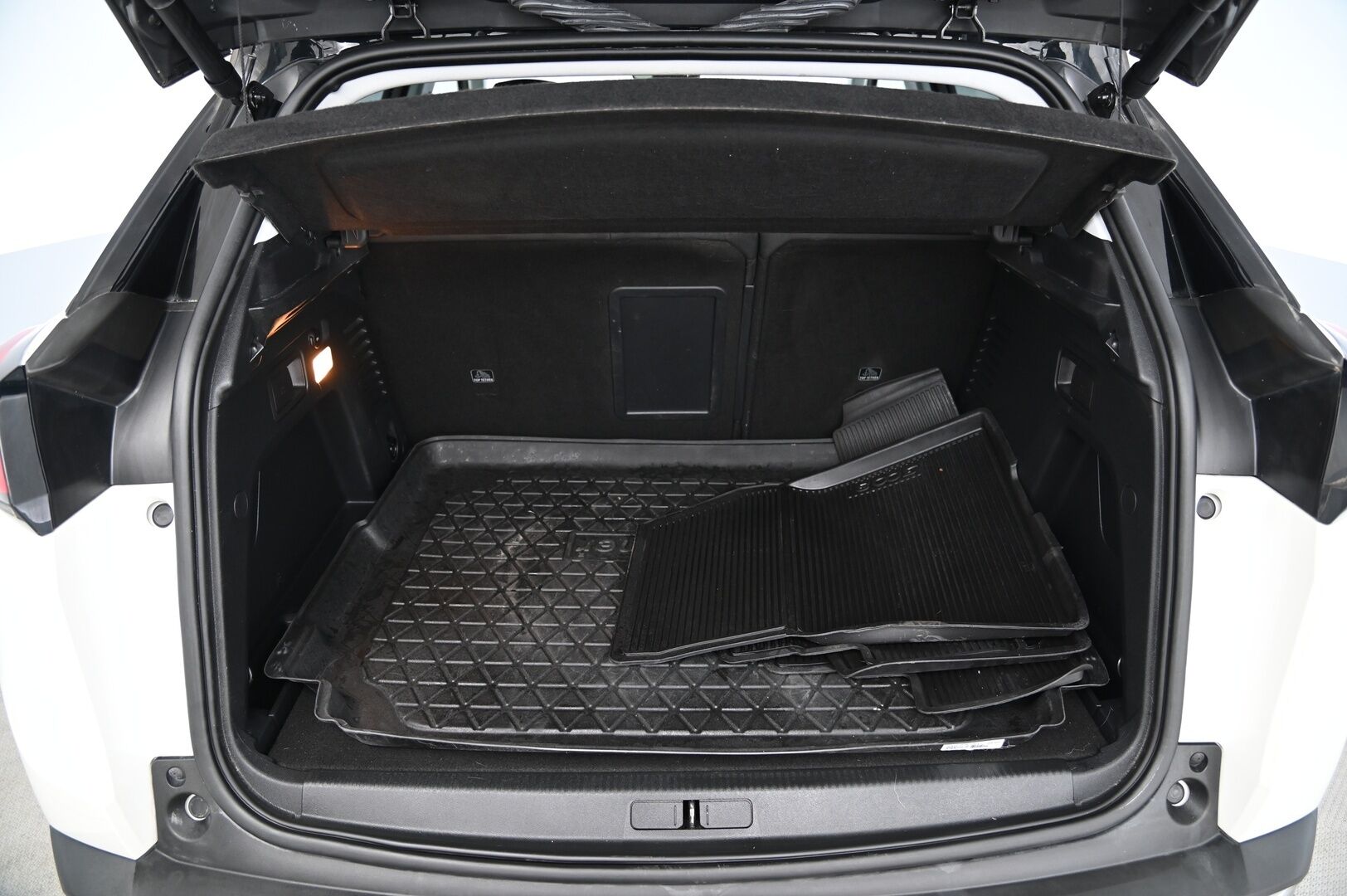 Peugeot 3008 2019 Allure PureTech 130 EAT8-automaatti *ACC / 360 kamera / Koukku / Blis / Appconnect / Sporttipenkit / Focale Äänentoisto* - 2x hyvät renkaat / Lohko + sisätilanlämmitin / Lämpölasi / Juuri huollettu