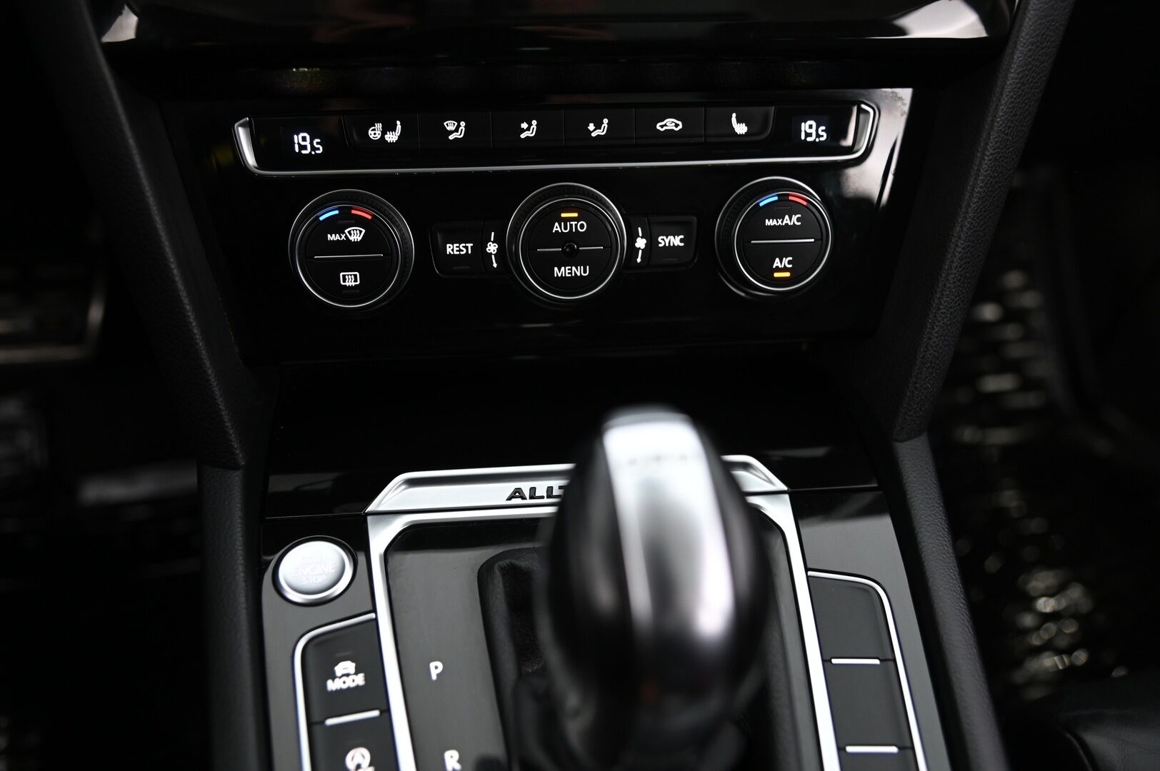 Volkswagen Passat 2016 Variant Alltrack 2,0 TDI 140 kW (190 hv) 4MOTION DSG-aut. Winter Edition *ACC / Panoraama / Nahkasisusta / Koukku* - *Lohko sisätilanlämmittimellä / Nahkasisusta / Ratinlämmitin / P.kamera*